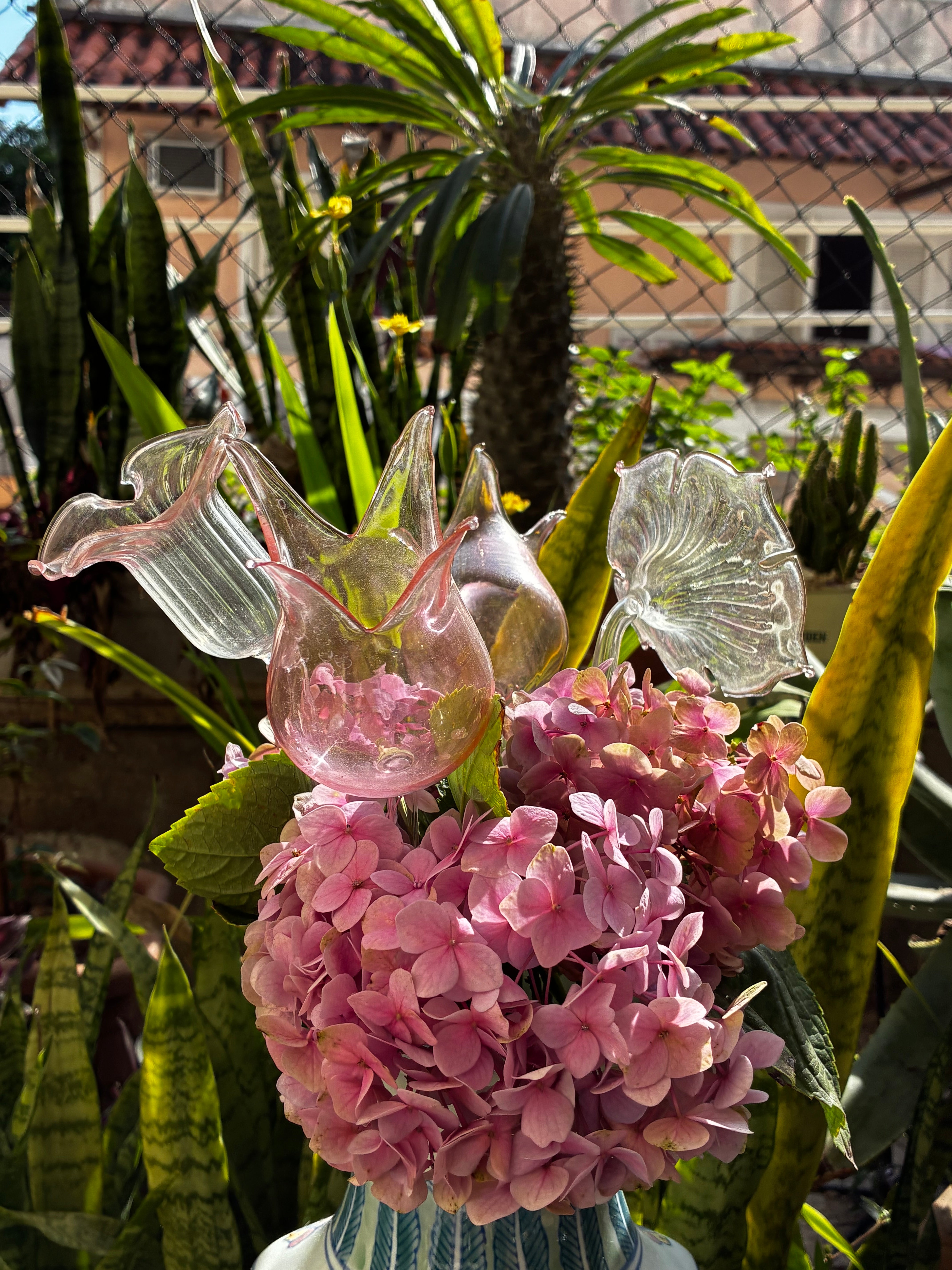 Vaso oriental pintado à mão com delicadas Flores de vidro
