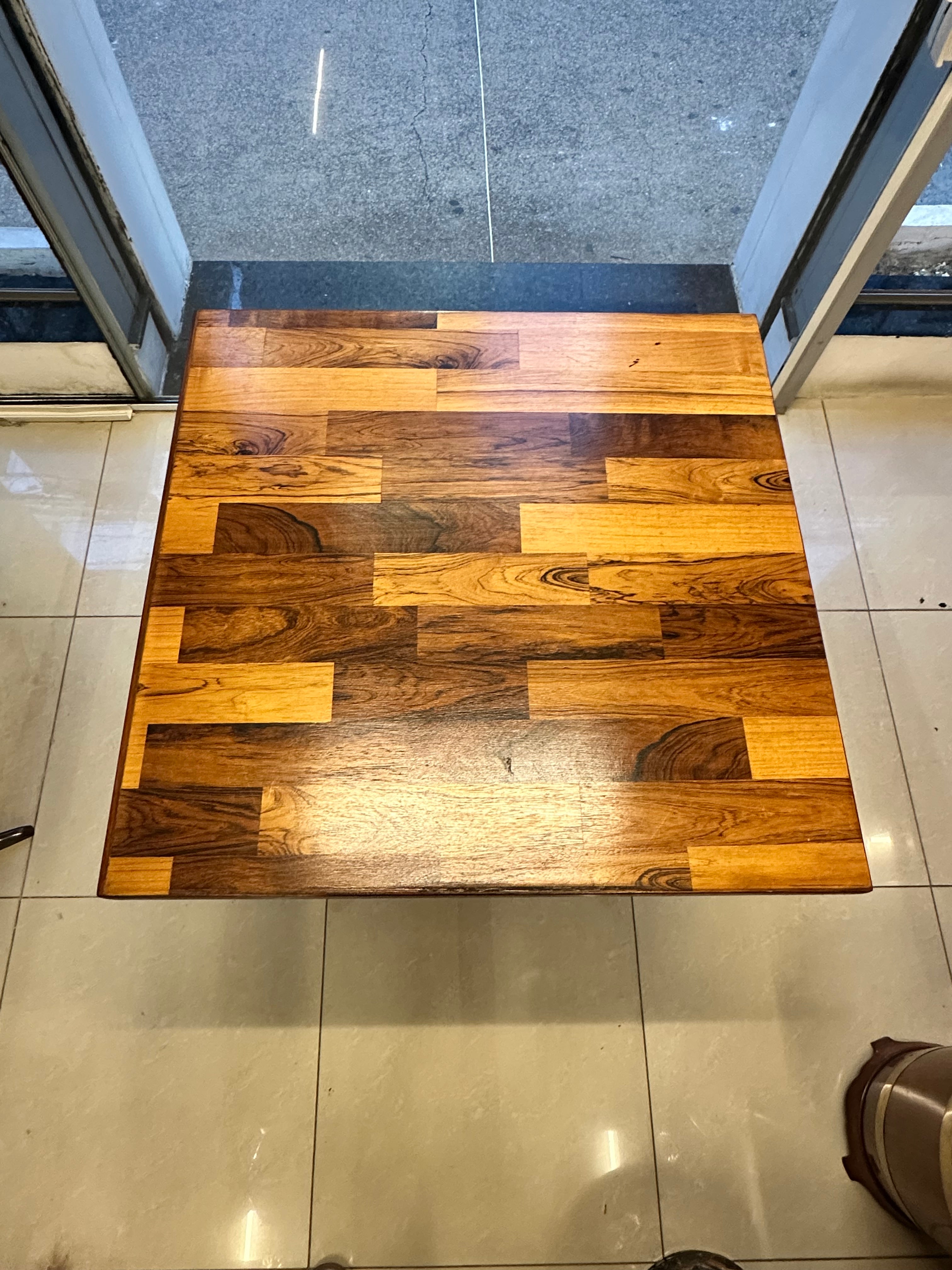 MESA DE JANTAR QUADRADA ZALSZUPIN EM MADEIRA TAQUEADA — BRASIL, c. 1960 🇧🇷