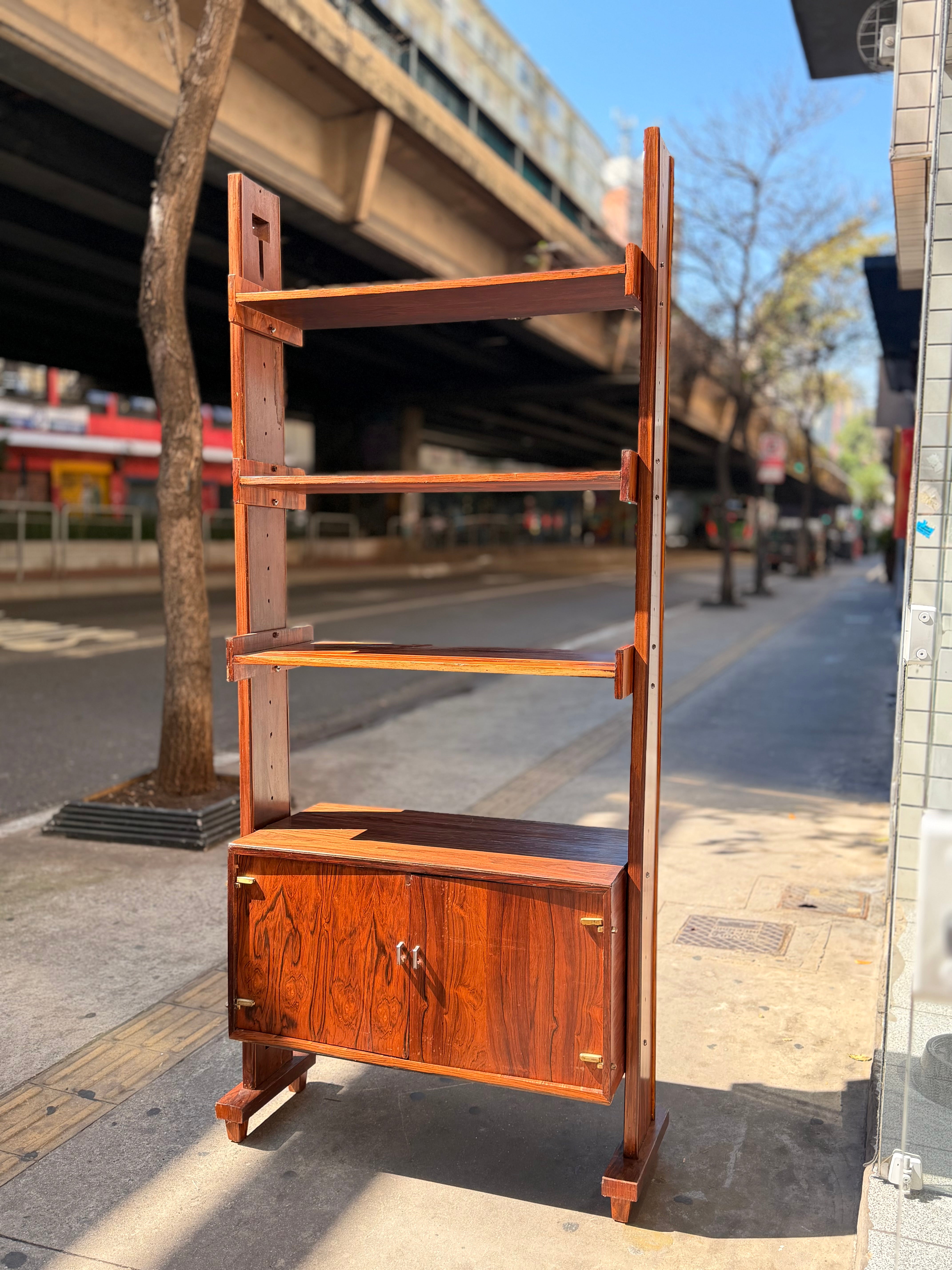 Estante modular, coluna única e folheada em jacarandá