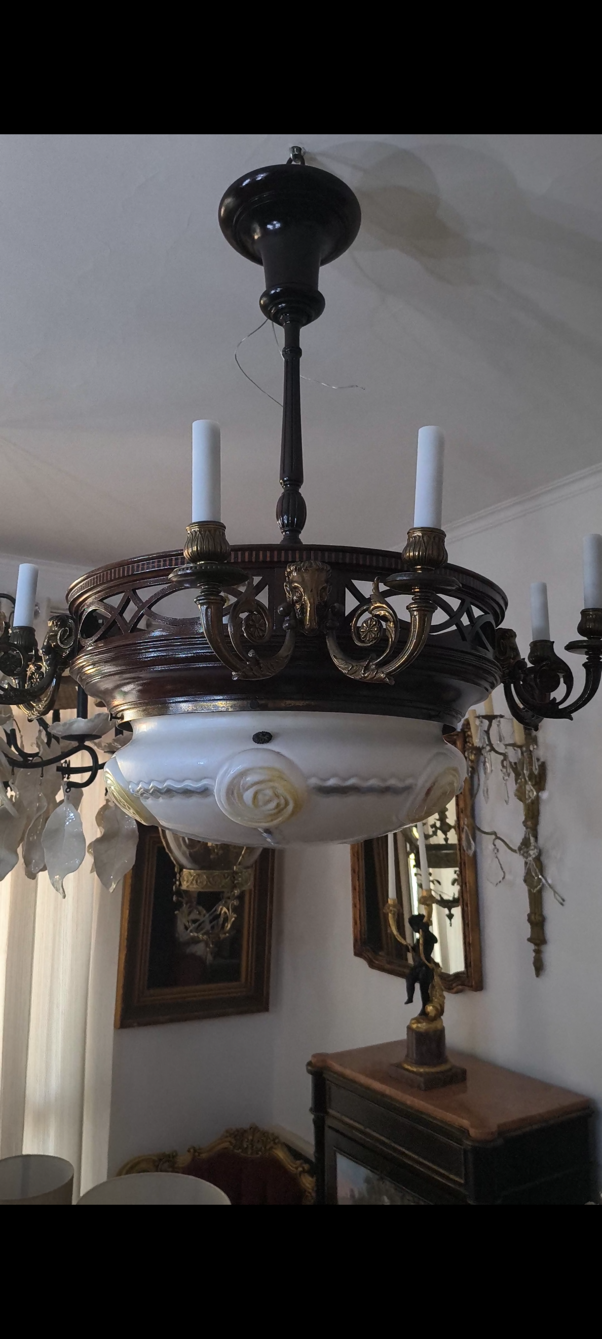Lustre antigo arredondado em bronze, Marchetaria e Opalina
