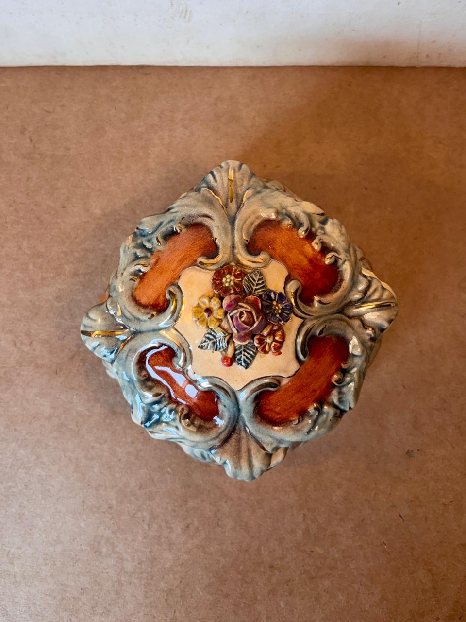 Caixa porta-joias em faiança creme com flores aplicadas e decoração rocaille (DMCPS_766)