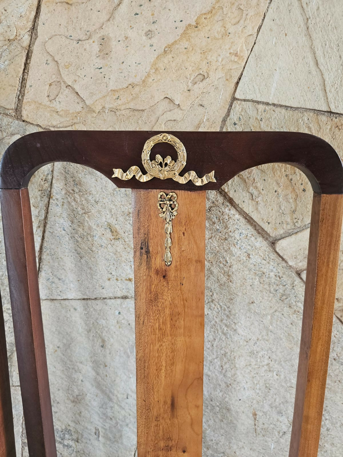 par de cadeira italiana, estrutura fina executada em madeira de lei, com aplique em bronze único.