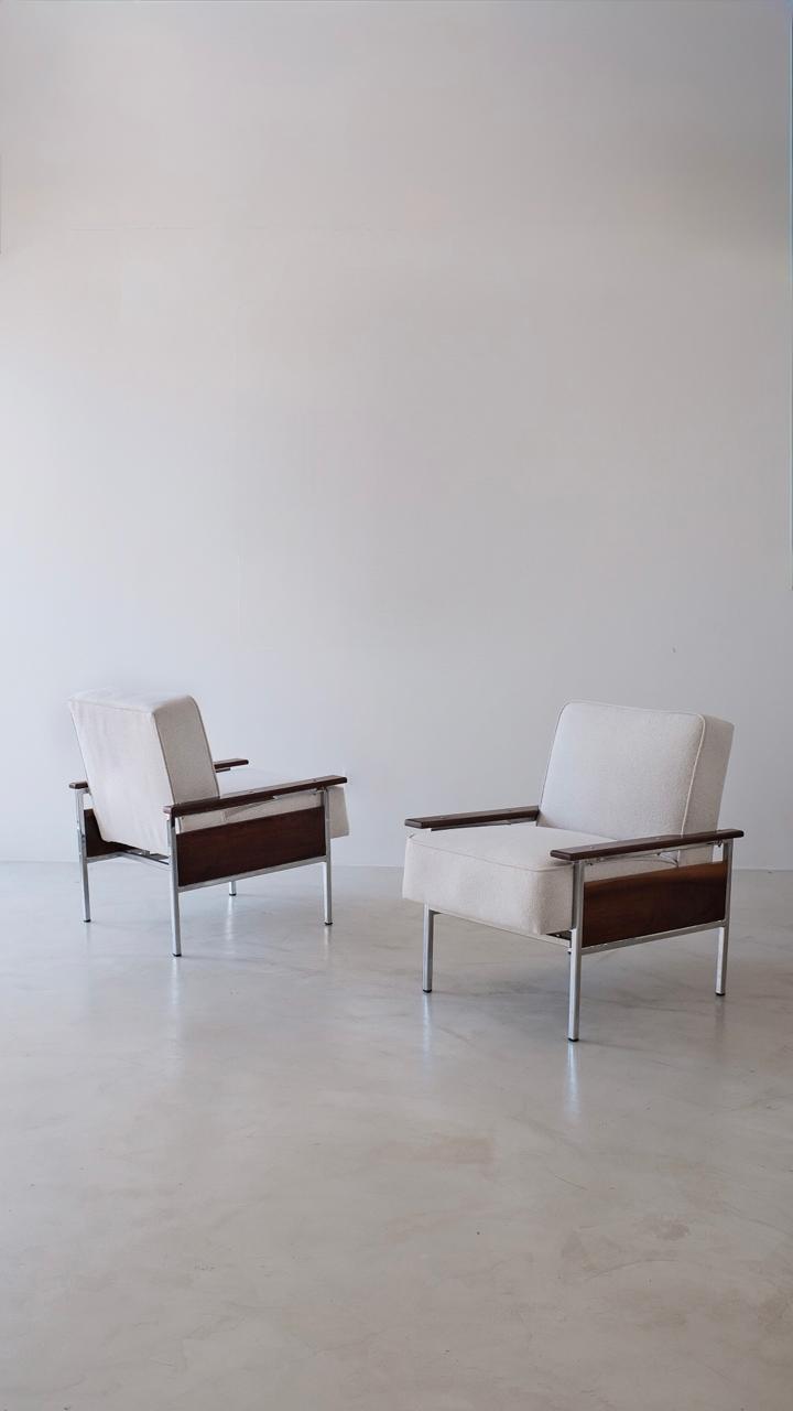 Poltrona Probel em metal cromado, madeira e estofado em Bouclé Off White