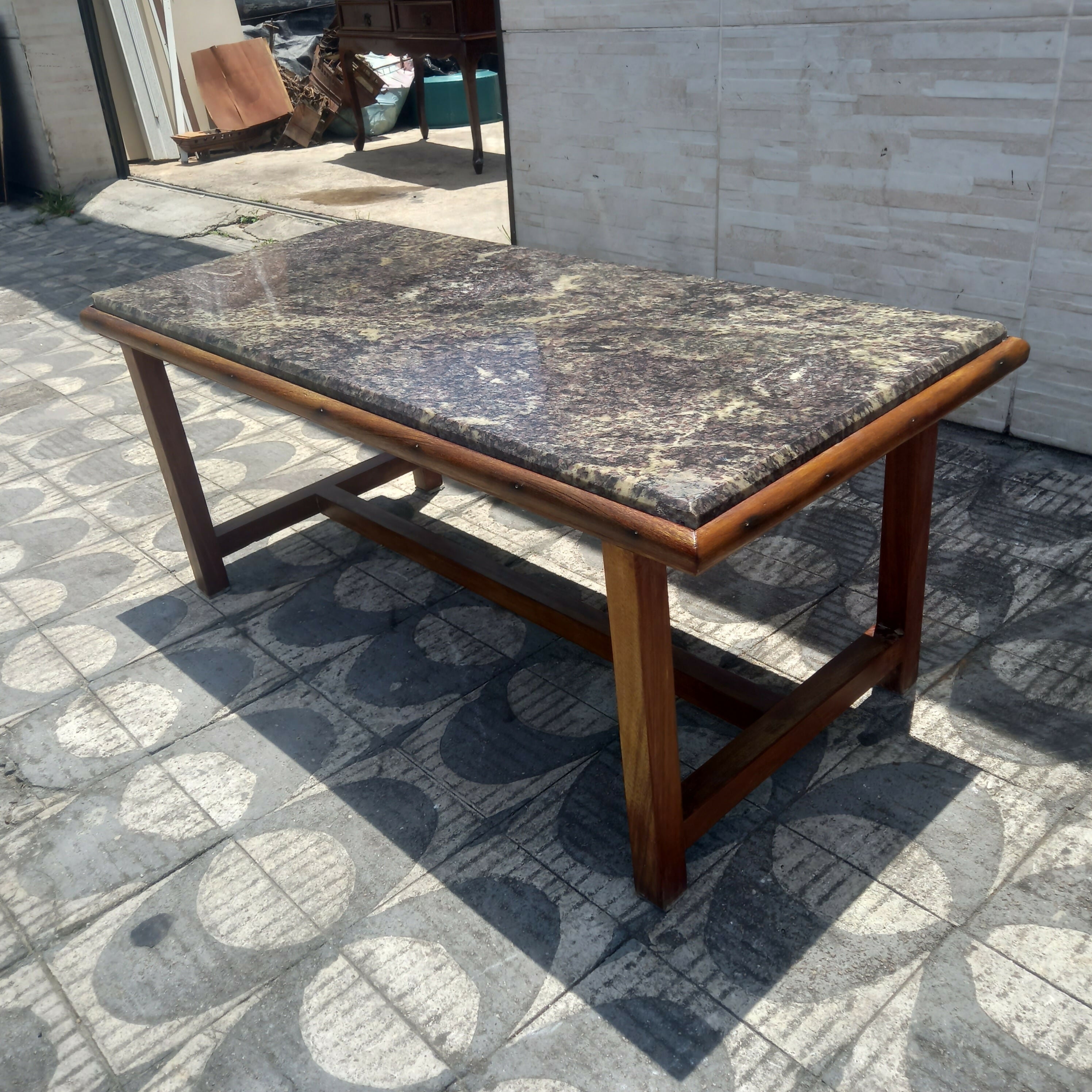 Mesa de centro em madeira com tampo de mármore