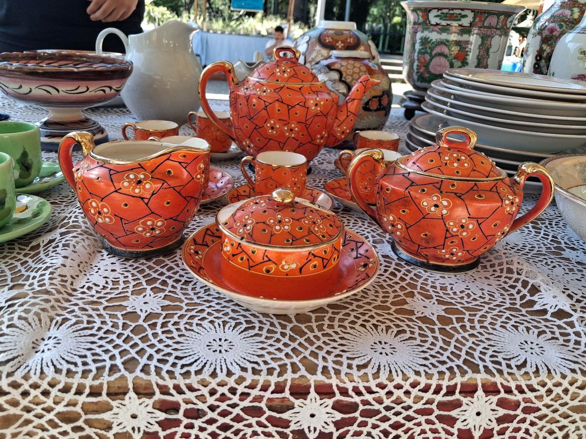 Conjunto de chá no estilo Satsuma, casca de ovo, com 14 peças em vermelho com desenhos florais 