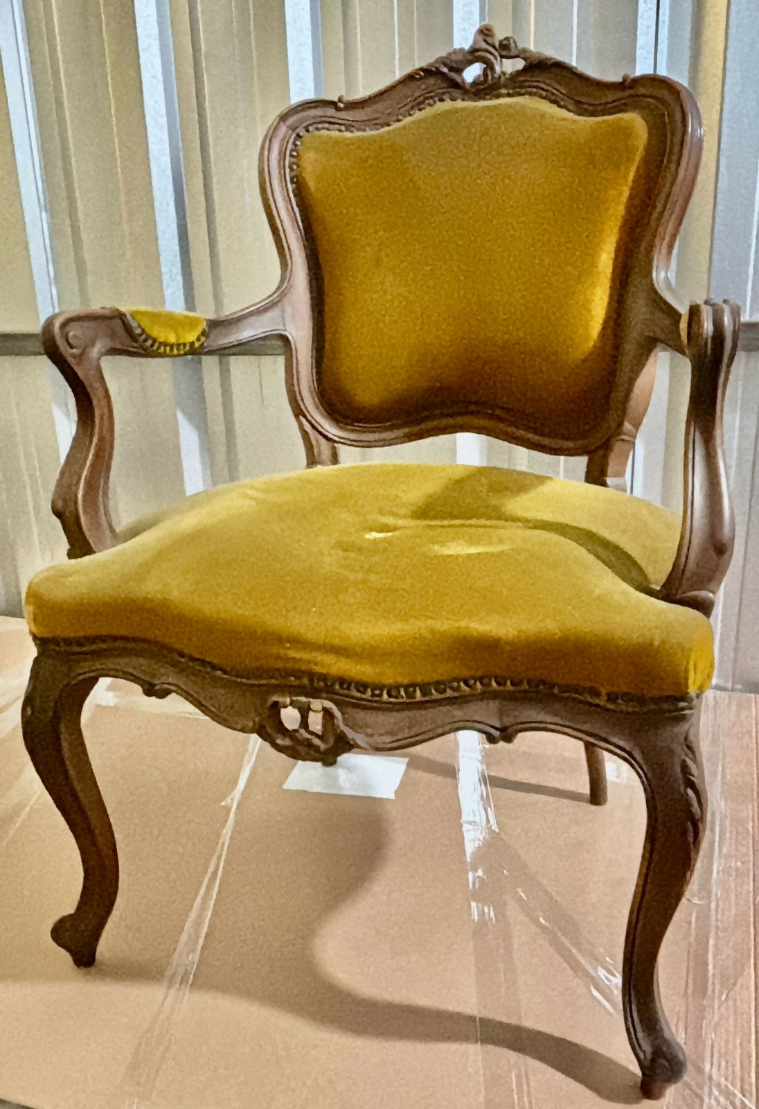 02 Poltrona Antigas em madeira nobre no estilo Luis XV com estofamento em veludo amarelo ( no estado )