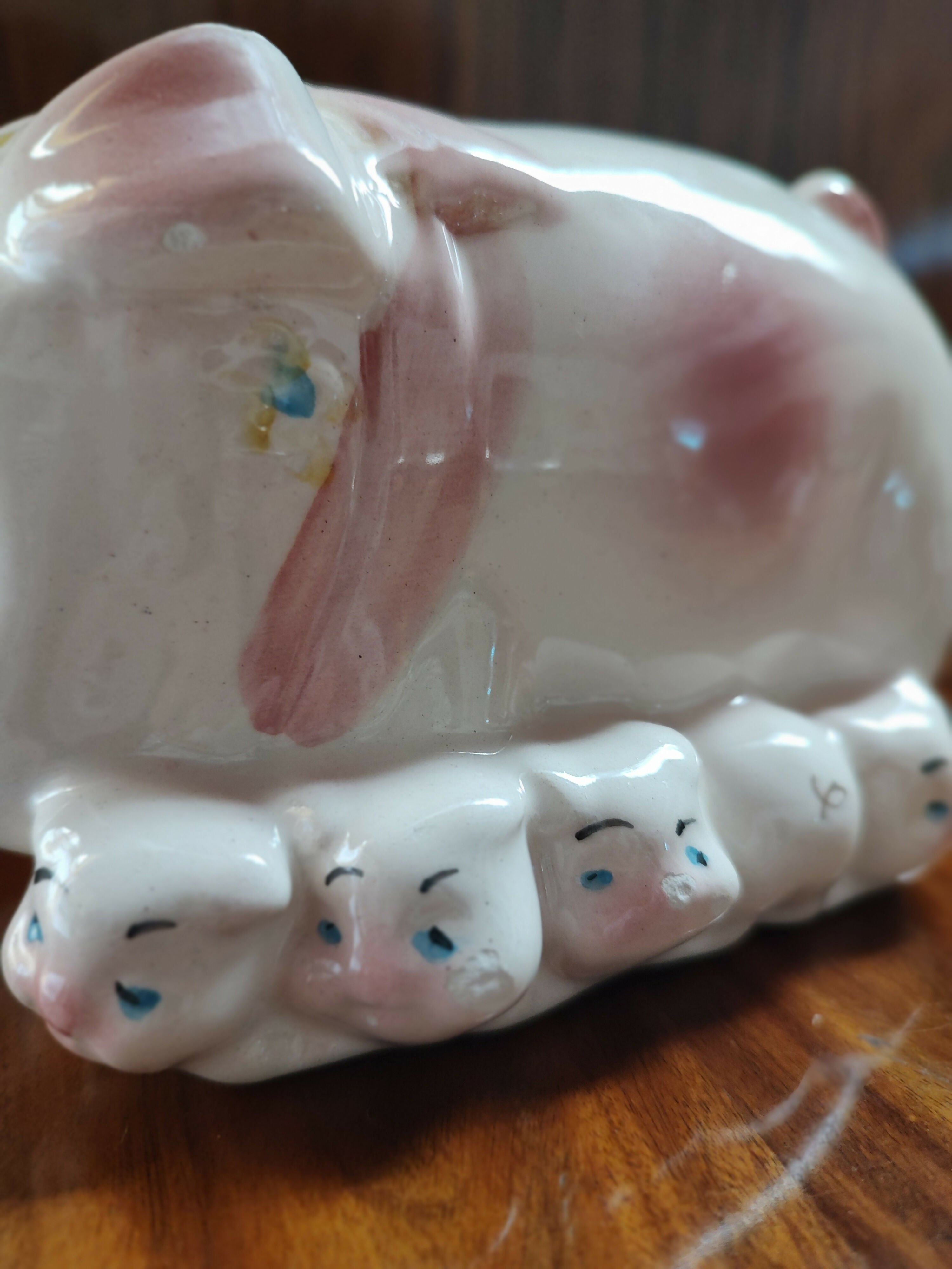 Antigo e Simpático Cofre em Porcelana com Dona Porca e seus porquinhos