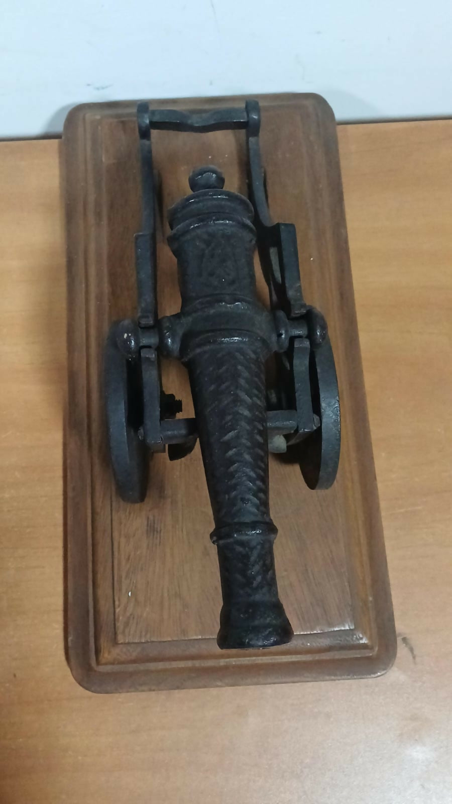 Canhão decorativo em Ferro Fundido em Base de Madeira