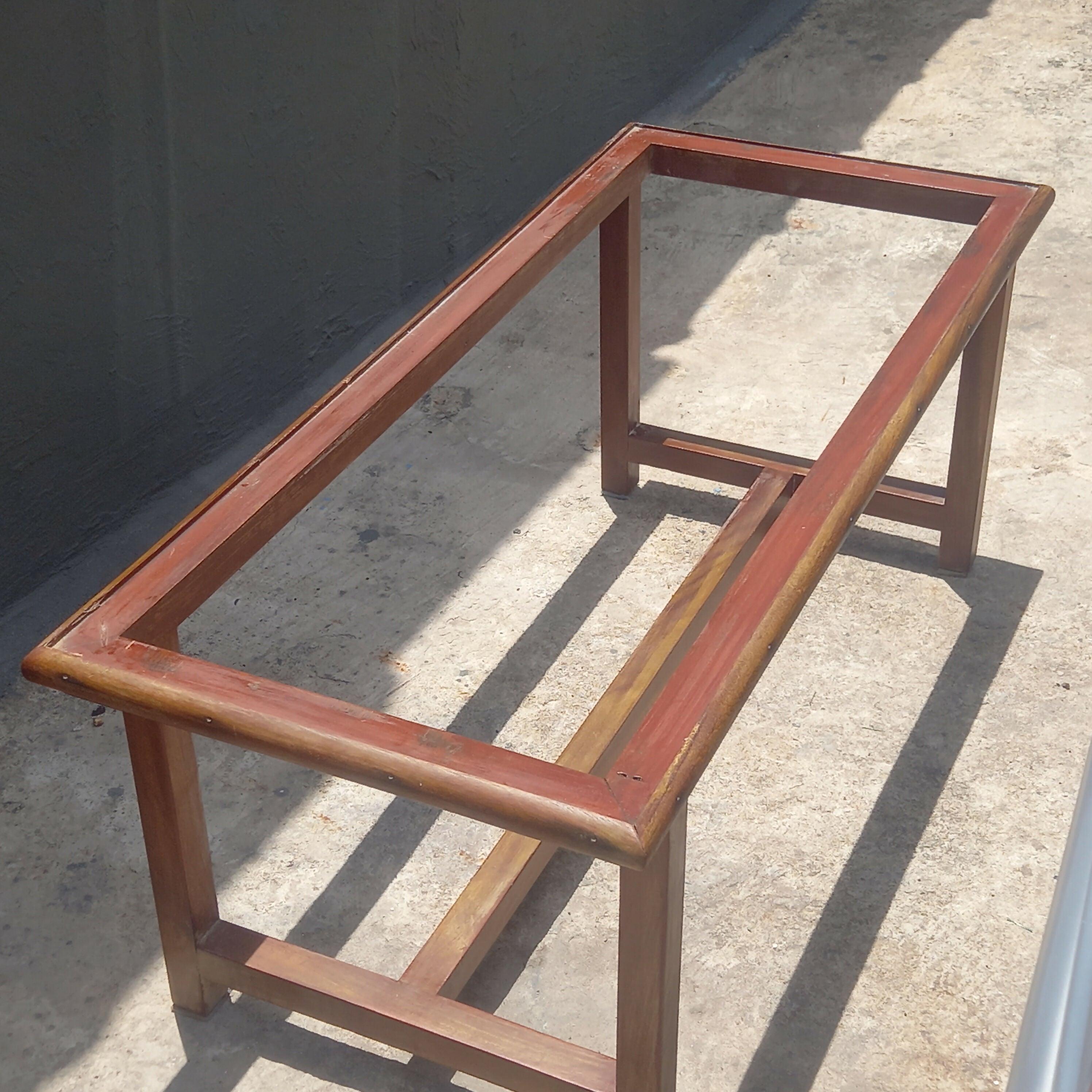 Mesa de centro em madeira com tampo de mármore