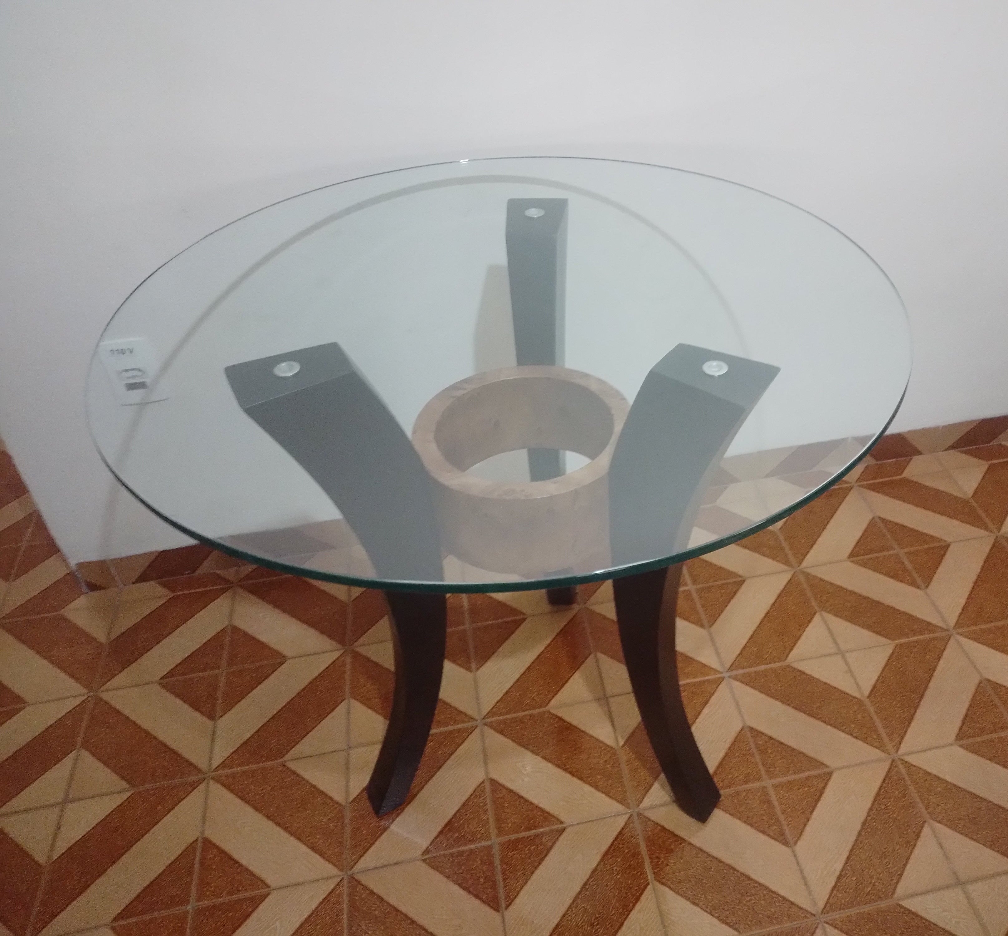 Conjunto finíssimo de mesa de centro retangular e mesinha redonda em madeira com formas geométricas e tampo de vidro 