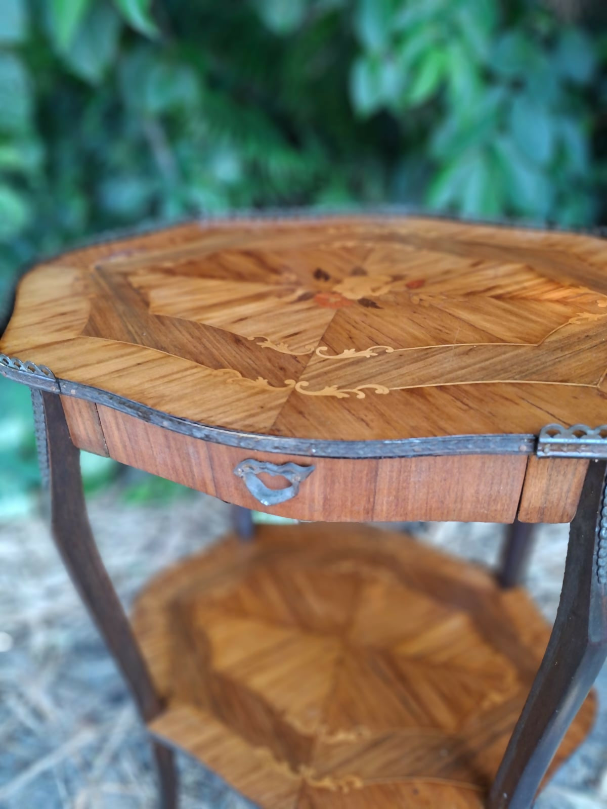 Mesinha em marchetaria