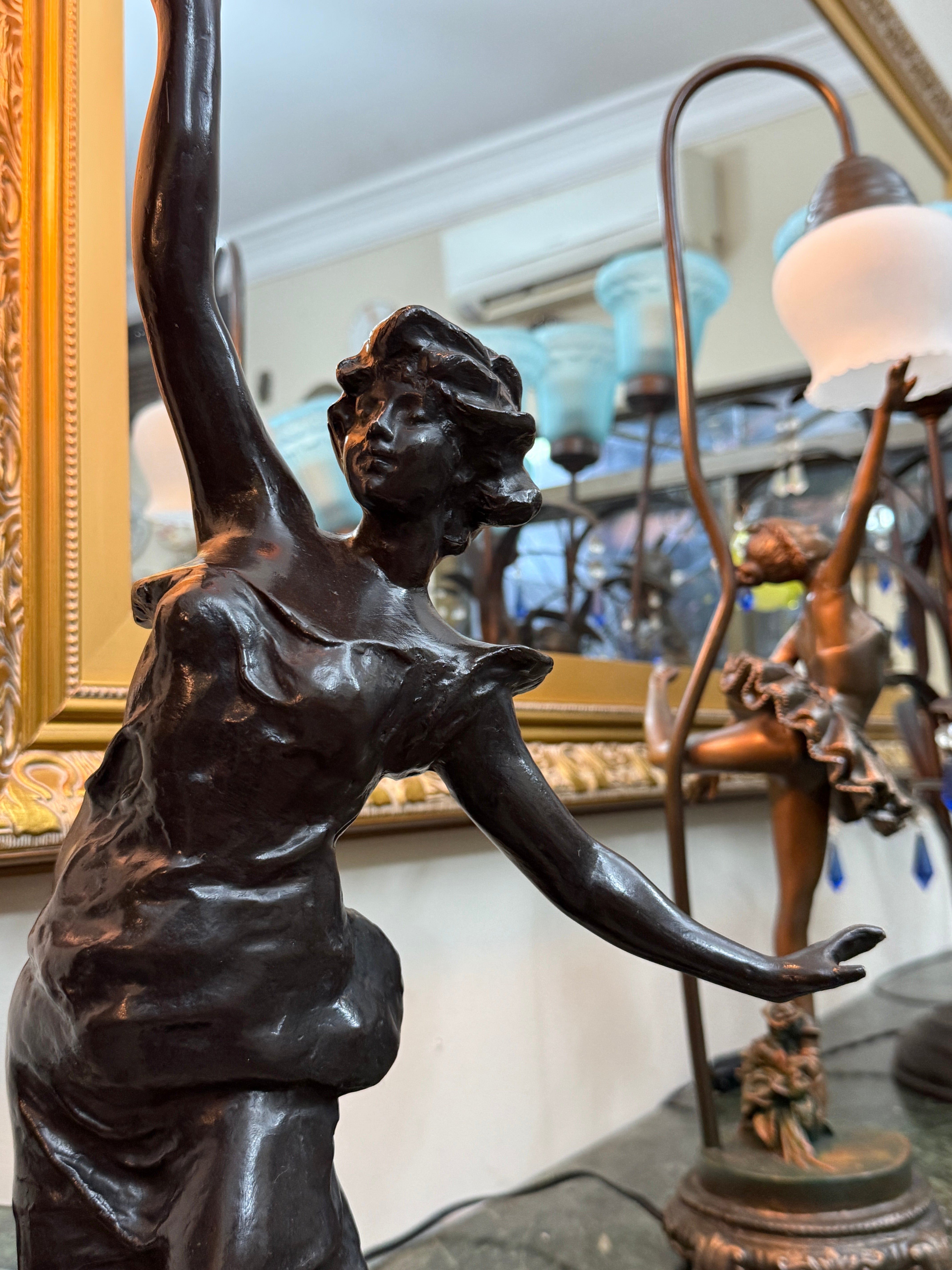 Grande Luminária de mesa em Petit Bronze com figura feminina 
