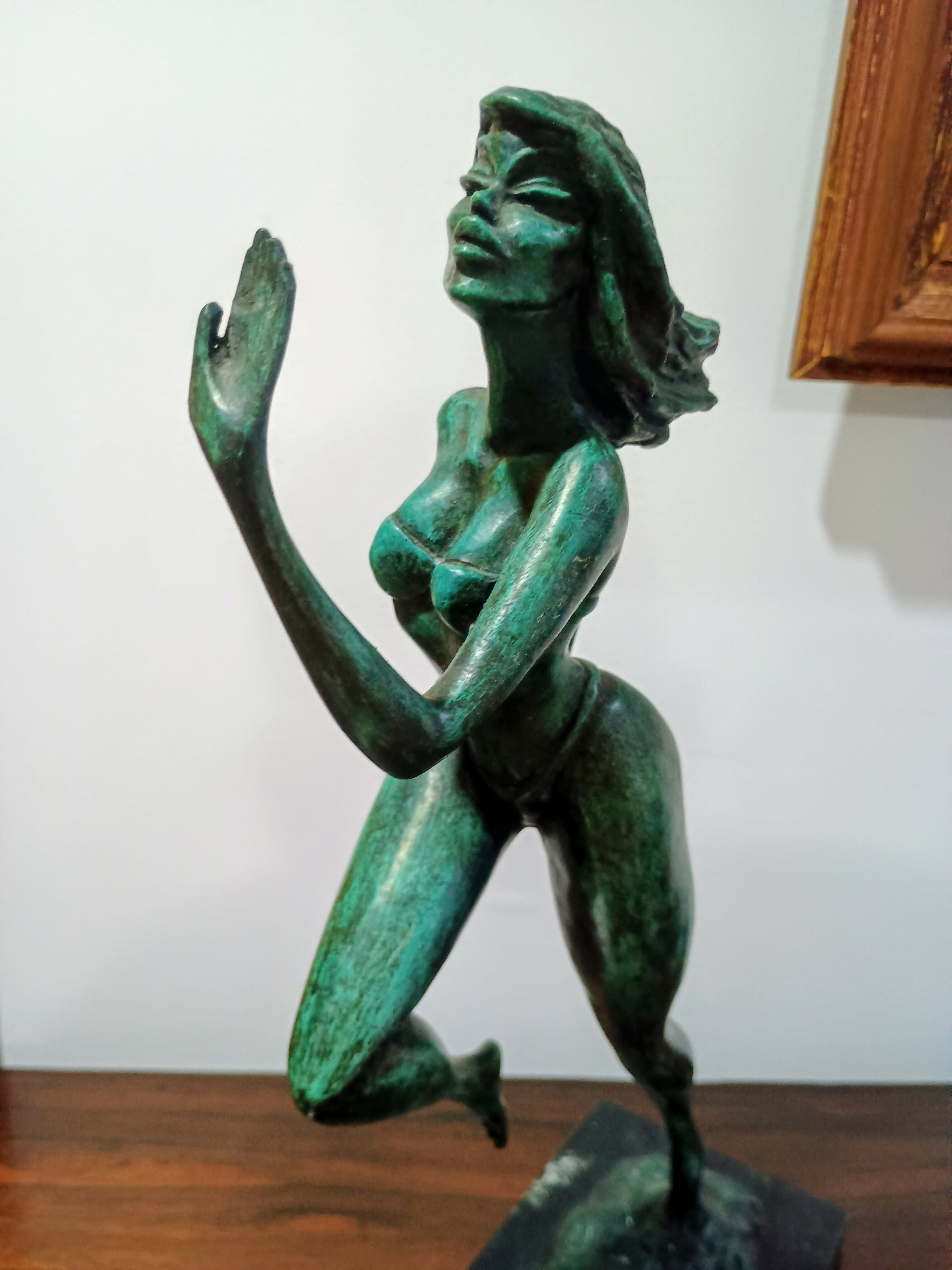 Escultura em bronze assinada e numerada de Mulher correndo - Cartunista Lan