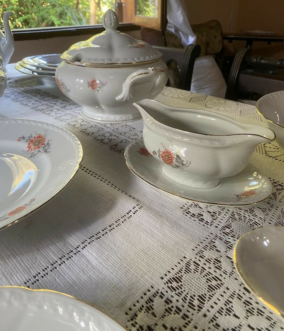 Jogo de chá e jantar em porcelana clássica Tcheca (130 peças)