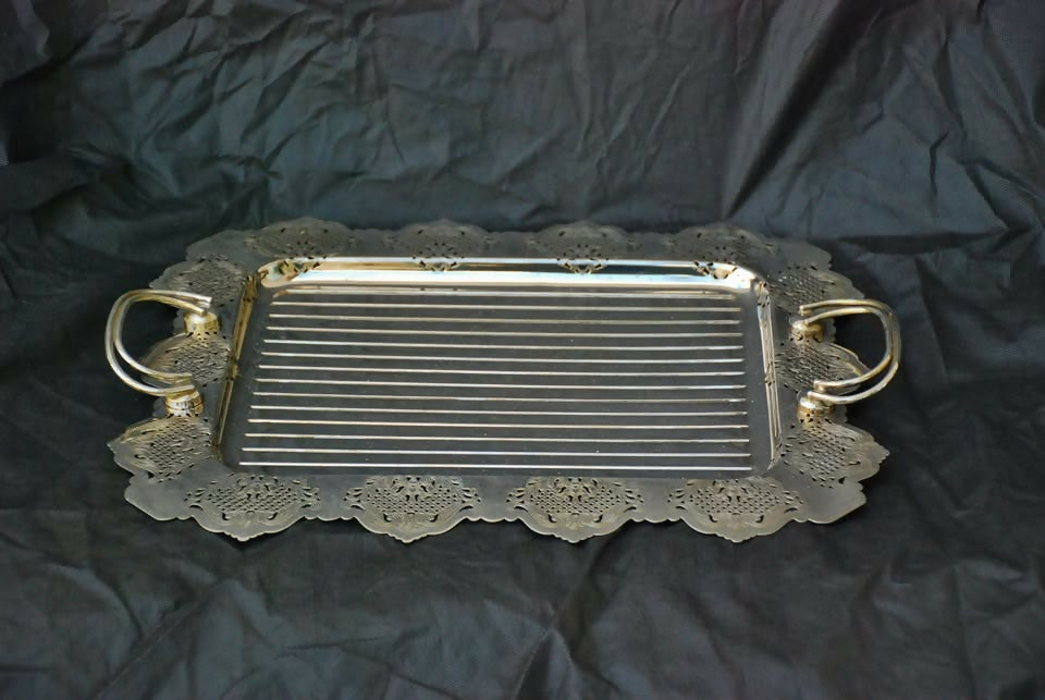bandeja retangular em prata régia 90 com bordas trabalhadas , 38 x 31