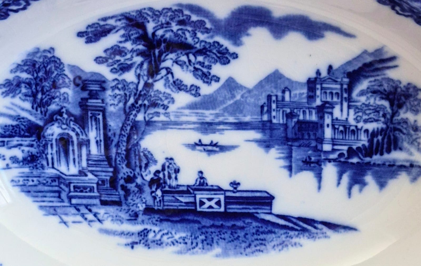  Travessa oval funda em faiança antiga, centenária (fim do século XIX, inicio do século XX), flow blue (borrão), Grindley, modelo Shanghai.  Está como nova!