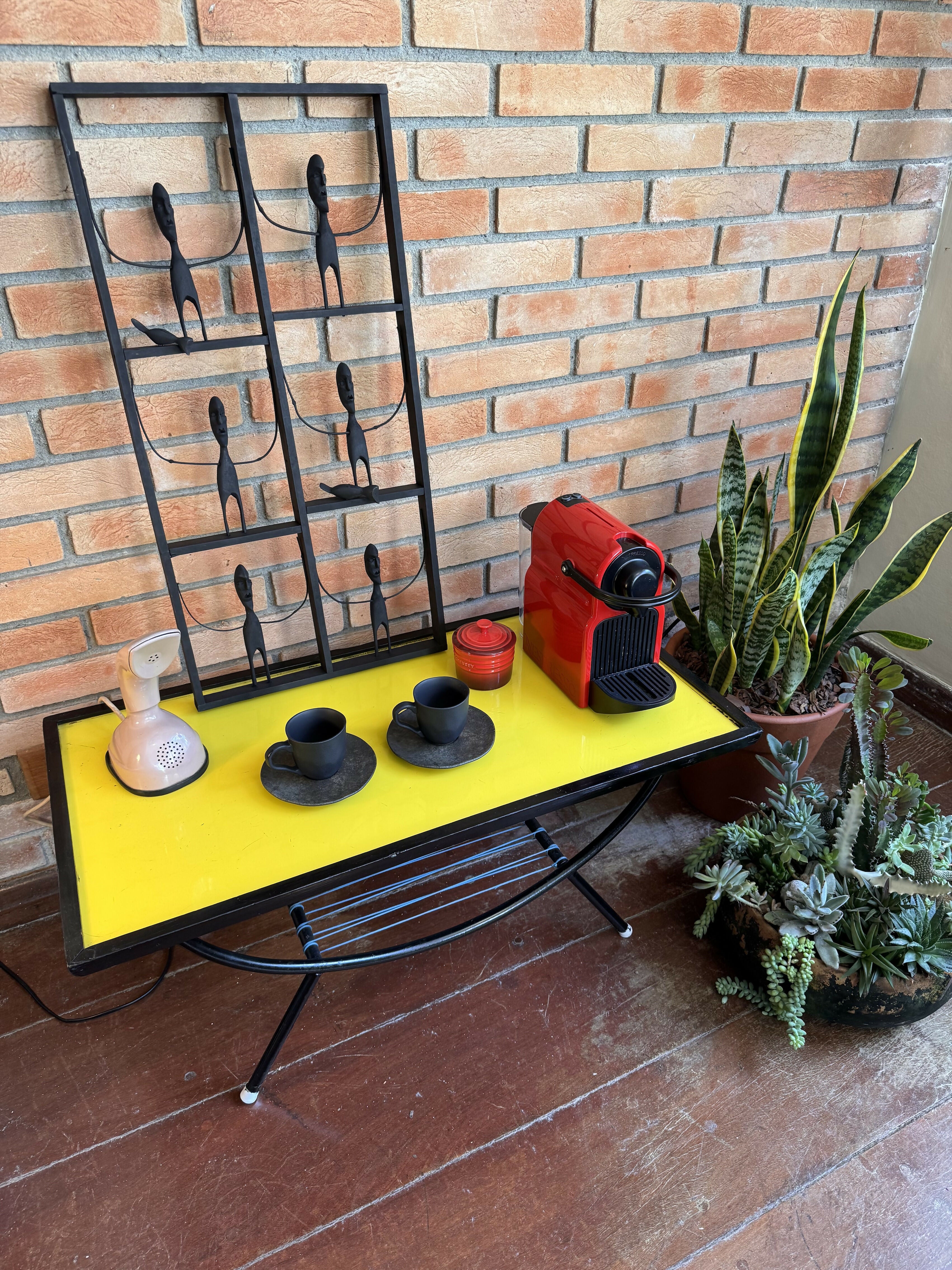 Mesa lateral / mesinha de centro ou barzinho Anos 50 com tampo amarelo