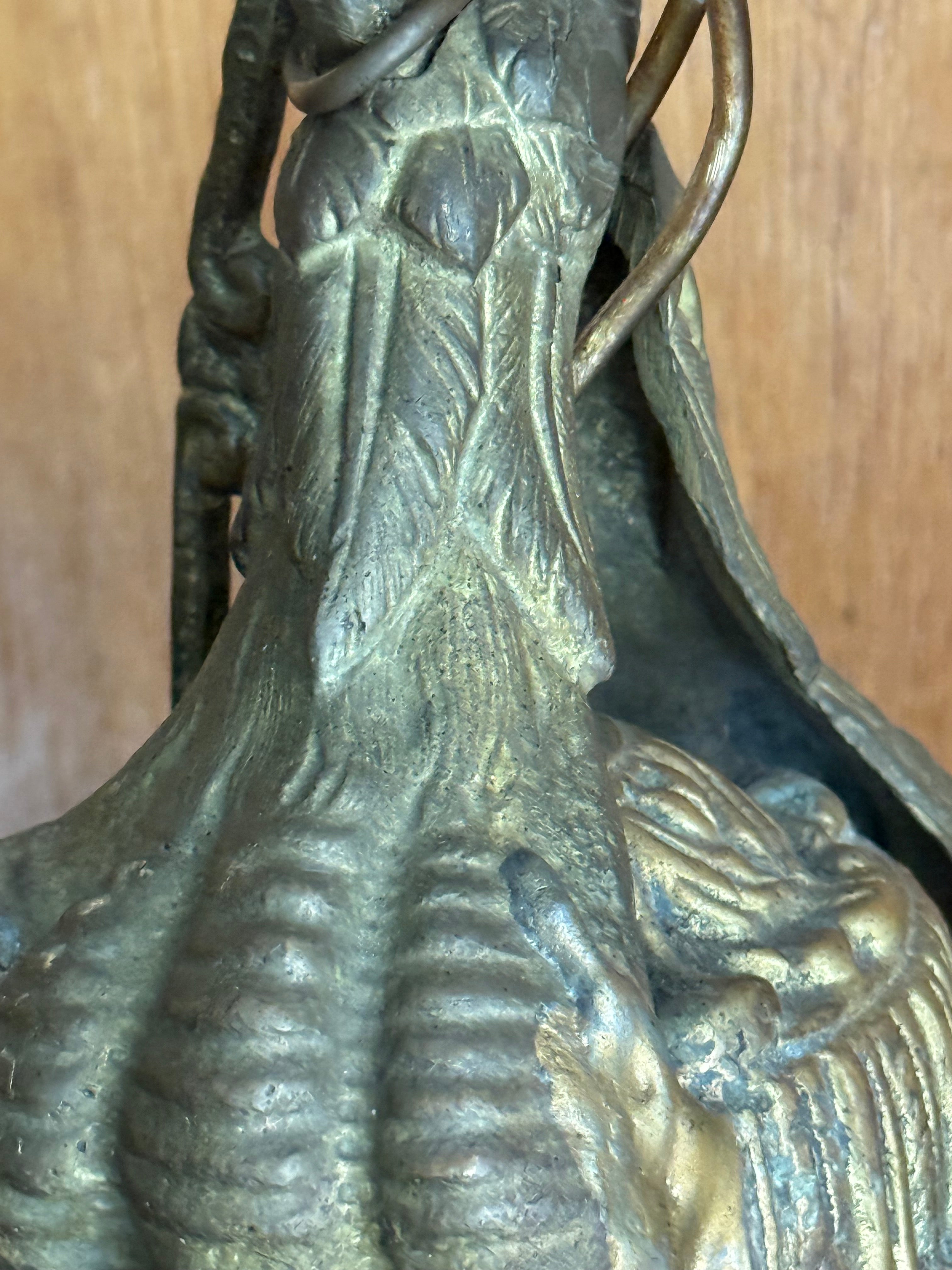 Antiga luminária decorativa em bronze/metal patinado, com garras de ave