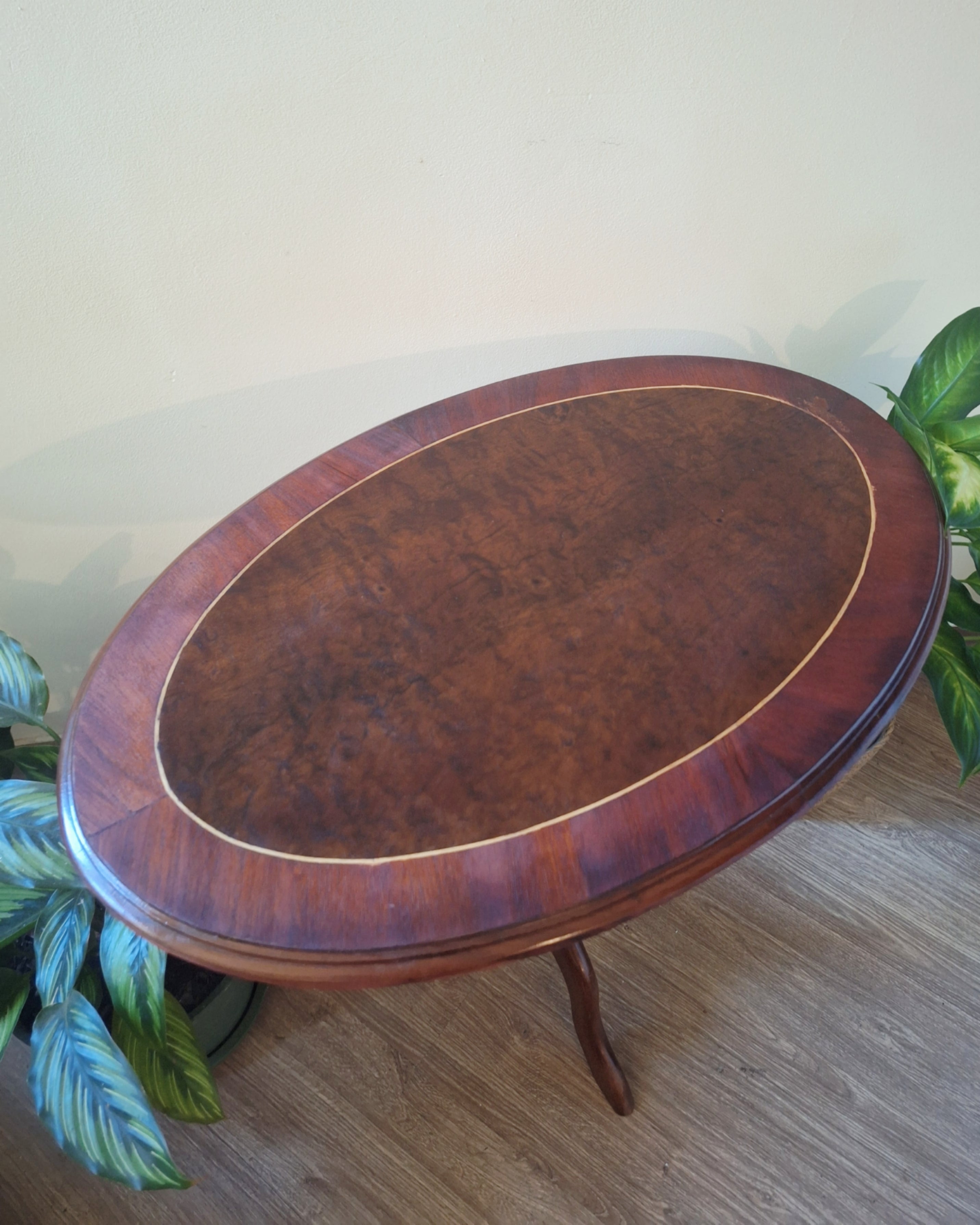 Mesa lateral com tampo oval em rádica e marchetaria