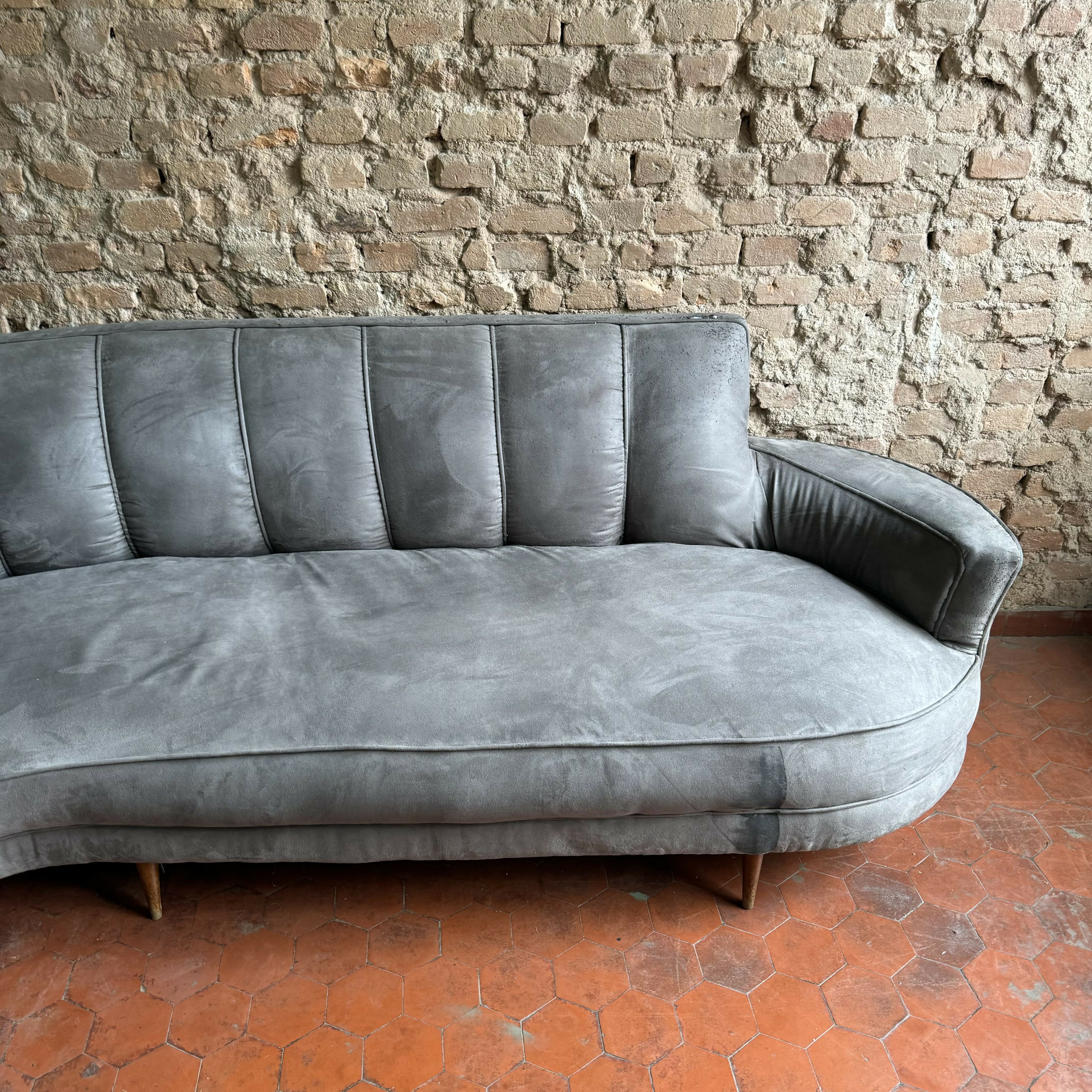 Sofá feijão anos 50 em suede cinza