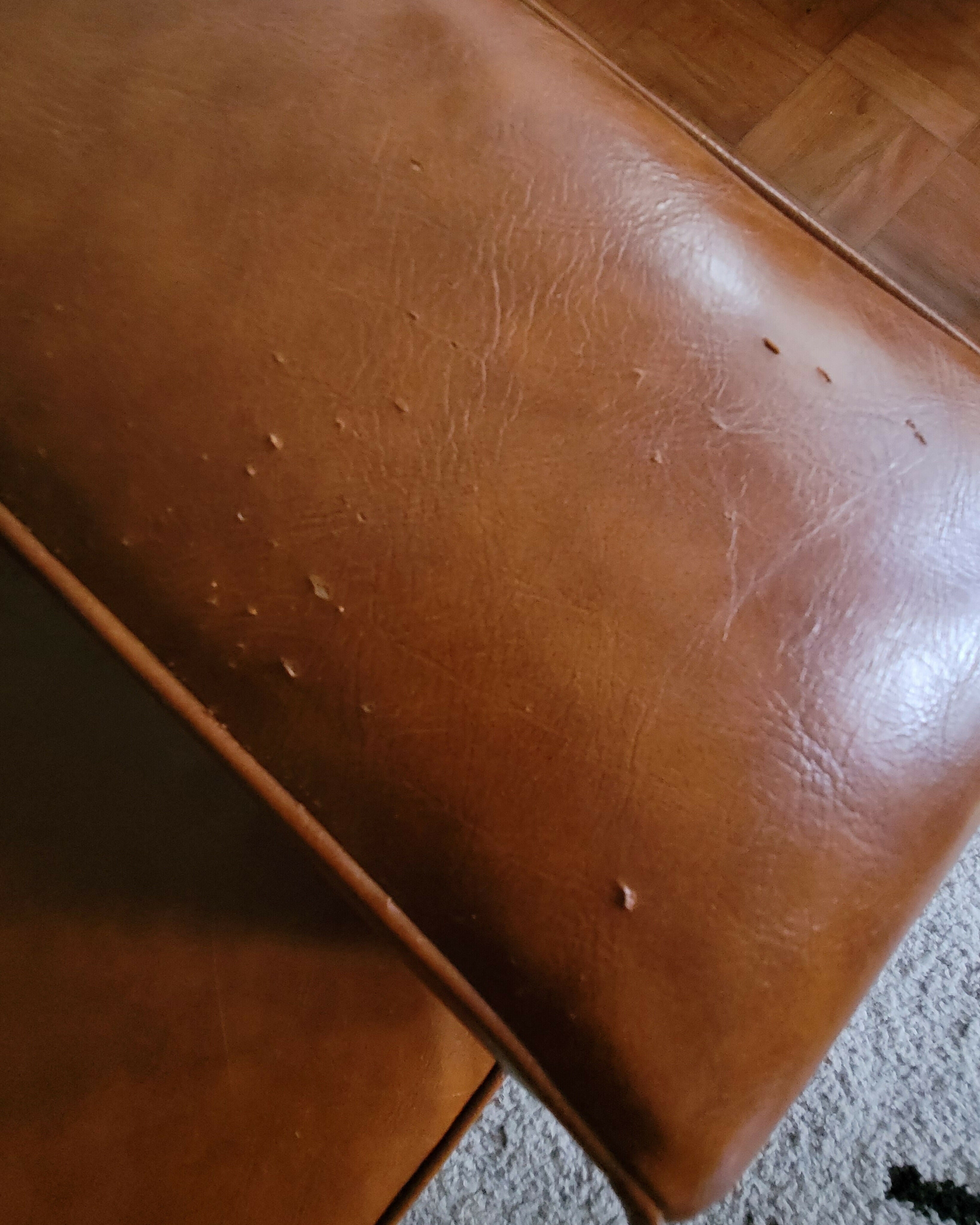 Sofá recém restaurado com estofado em couro ecológico caramelo