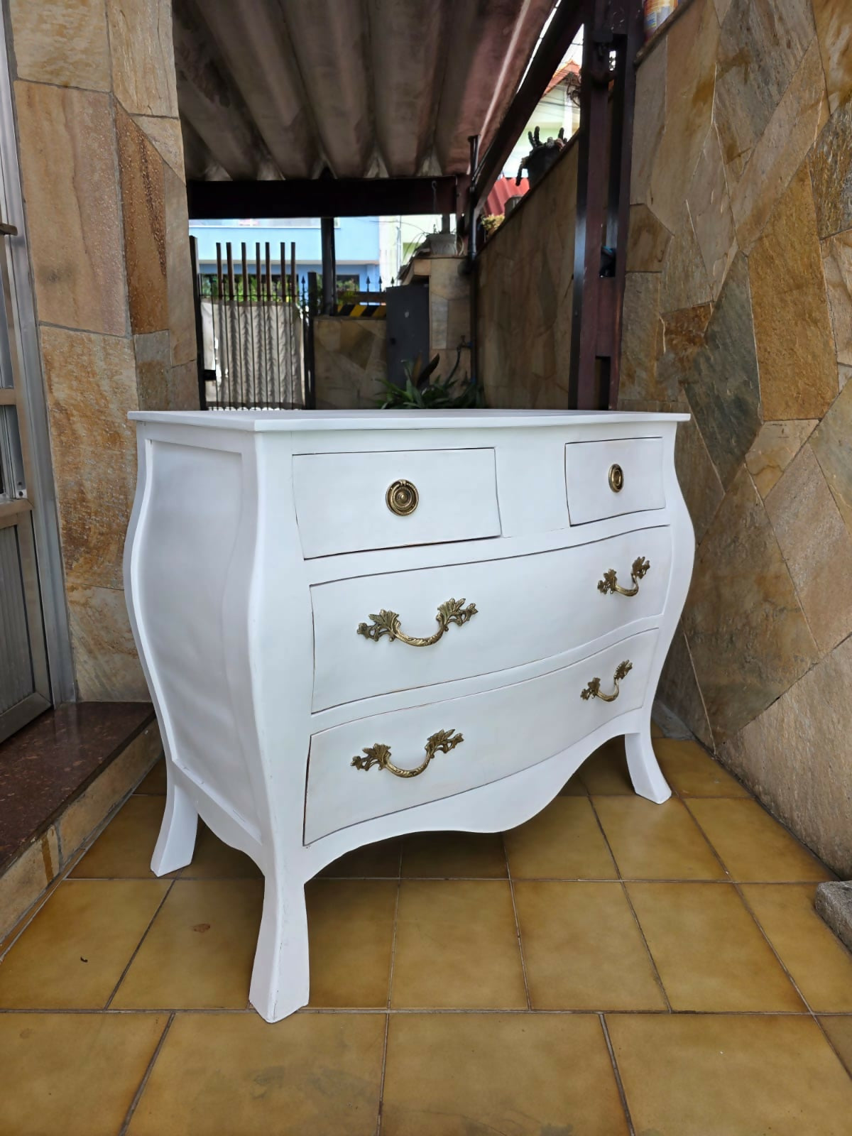 Cômoda branca estilo bombê com puxadores em bronze