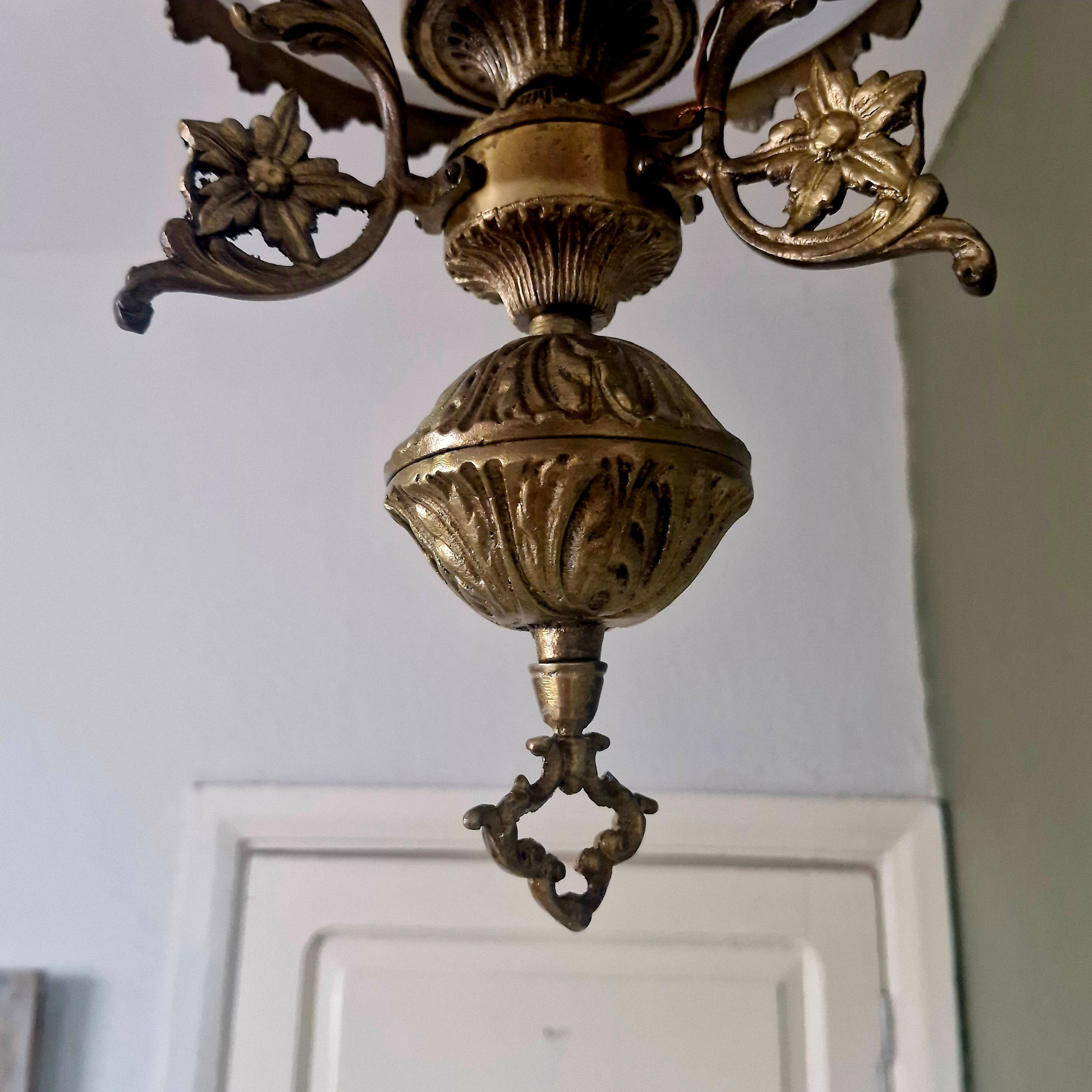 Lustre Luminária Pendente Estilo Lampião em bronze e cúpula em vidro fosco branco 