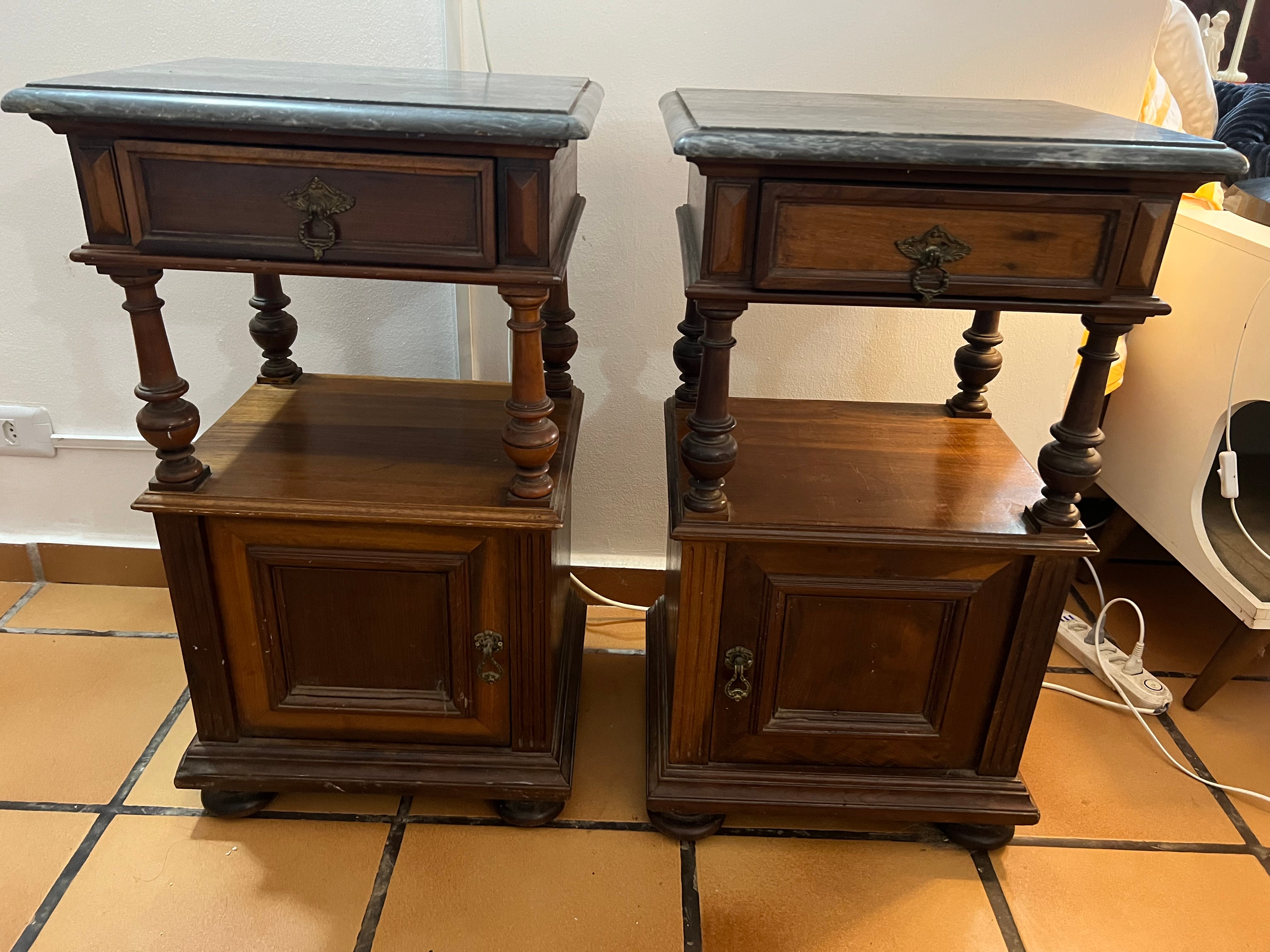 Par de Criados / Mesa de Cabeceira Antigas Estilo Renascença com Tampo de Mármore