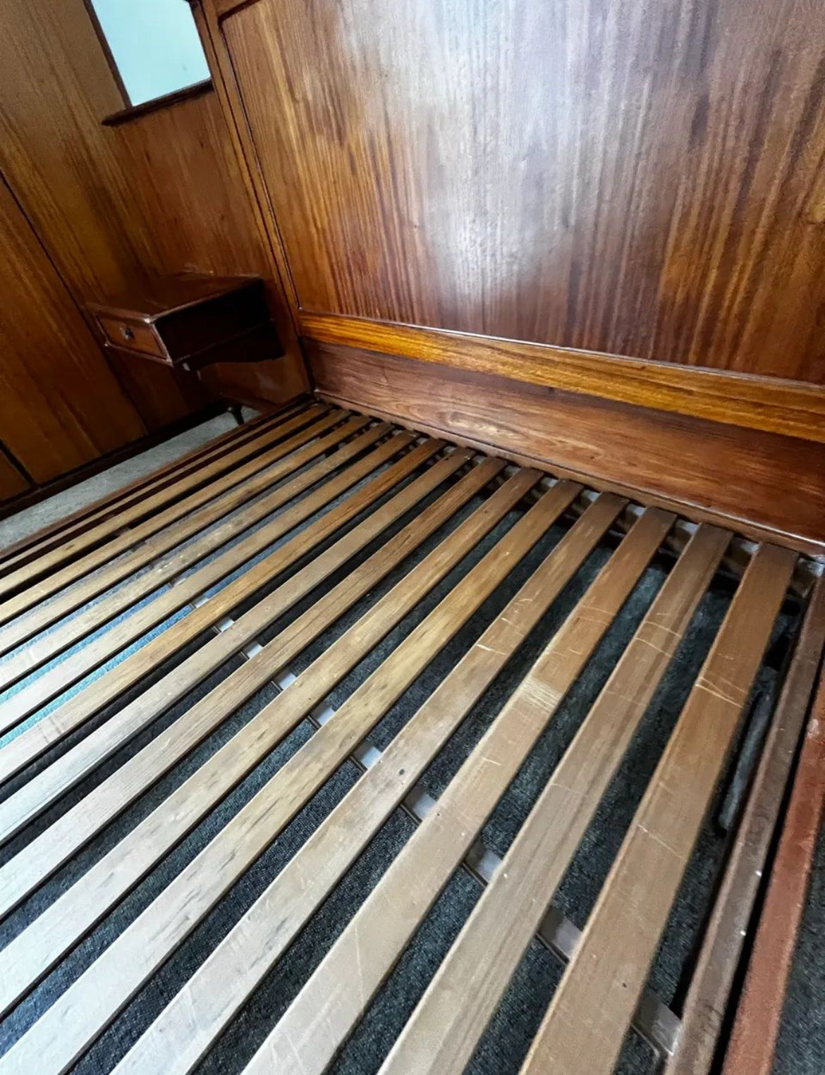 Cama de casal vintage com mesa de cabeceira removível em madeira maciça - anos 50