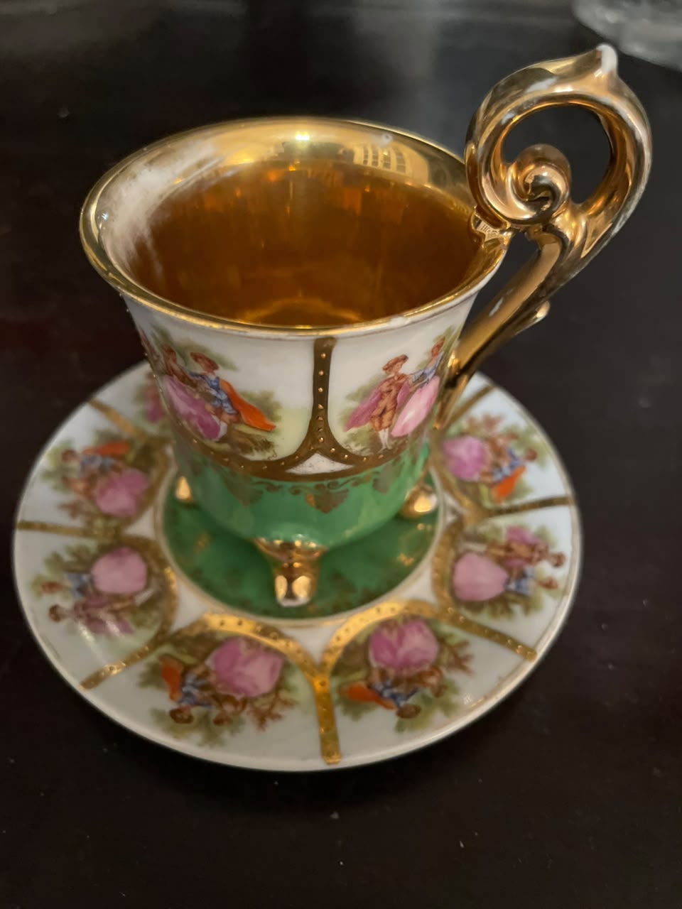 Xícara com pires em porcelana com cena galante e douração Bavária