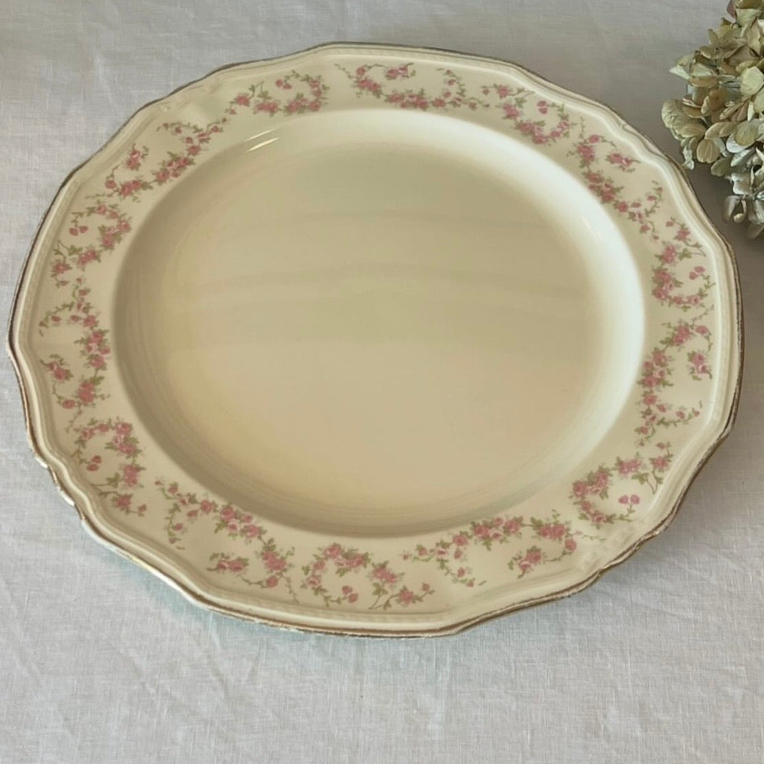 Travessas inglesas Meakin redonda e oval com estampa floral rosa e filete dourado
