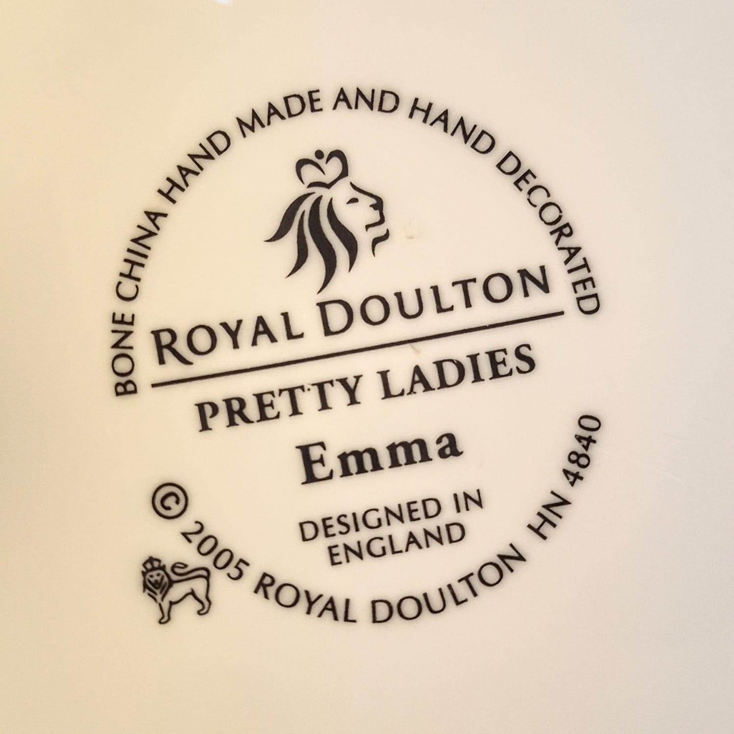  Estatueta maravilhosa em porcelana Fine Bone China inglesa Royal Doulton chamada "Emma" (HN4840) da linda coleção Pretty Ladies de 2005.