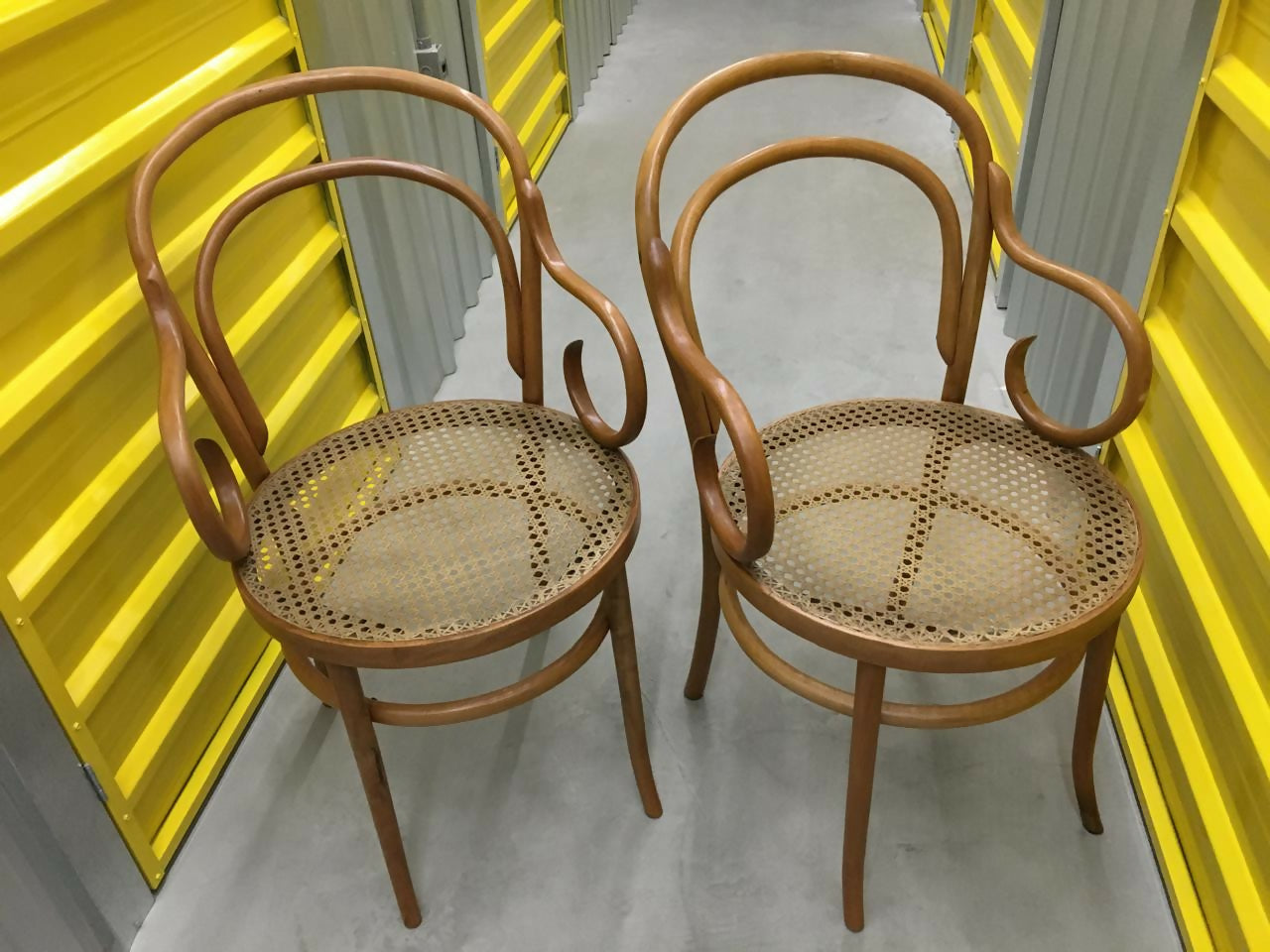 Par de cadeiras Thonet com braços - Fabricação Gerdau, Seladas. (valor unitário)