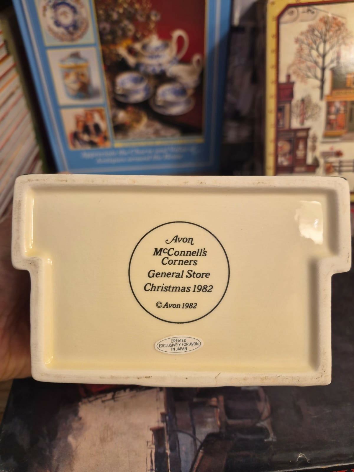 Biscoiteira de cerâmica em formato de casinha " General Store", parte da coleção da Avon Townhouse.