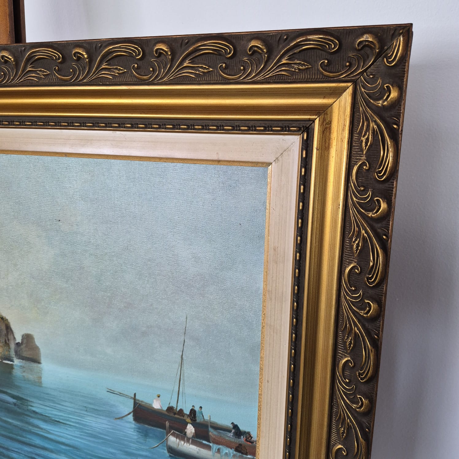 Quadro com  pintura OST, de Ivo Blasi intitulado "Marinha", 2001. A.C.I.E.   Com moldura em madeira dourada a ouro. Ótimo estado.