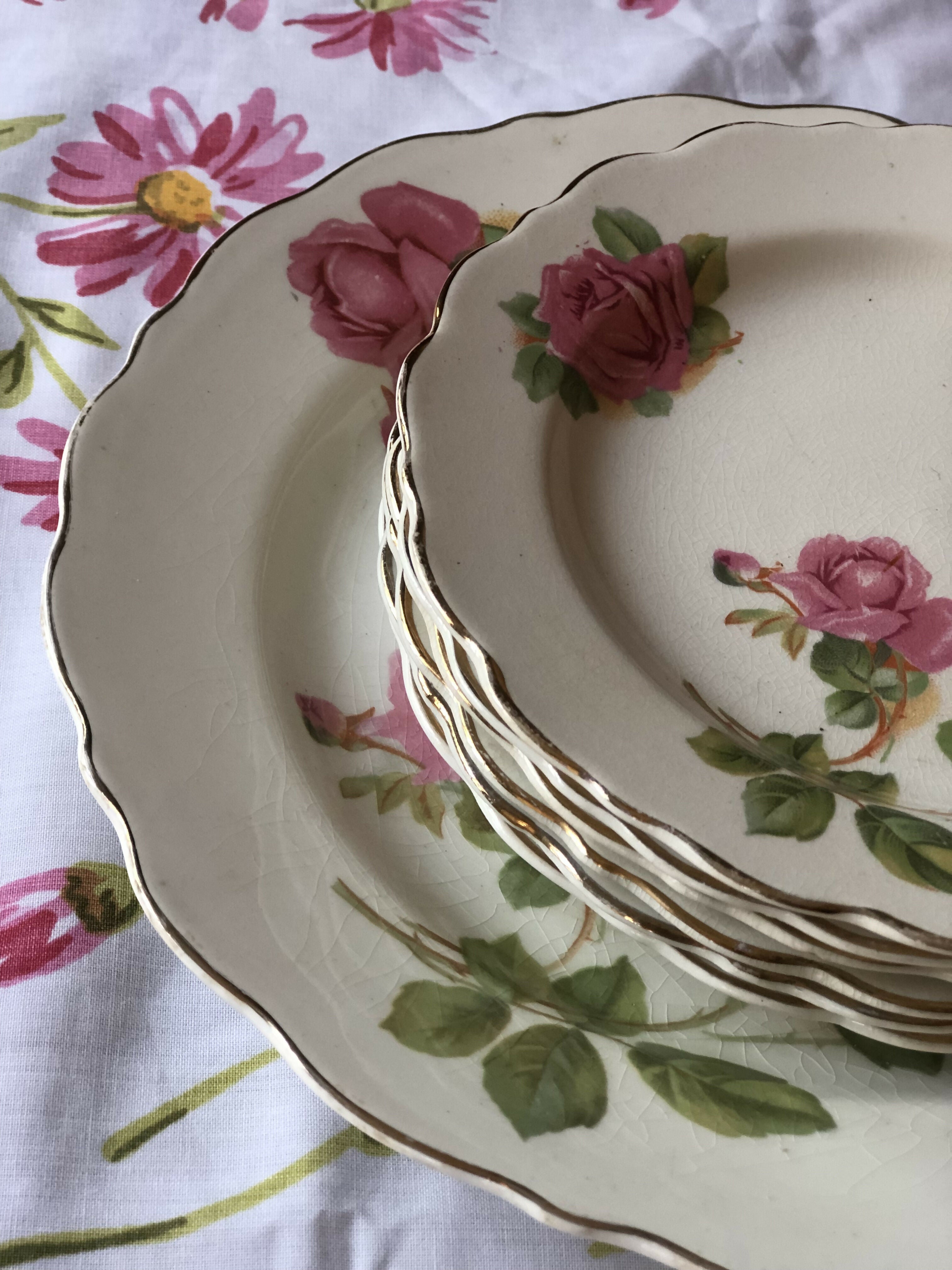 Mesa posta com preciosos pratos ingleses