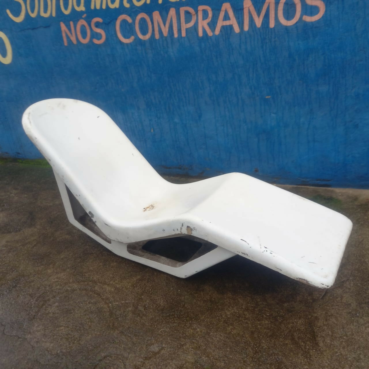 Espreguiçadeiras em fibra branca anos 80