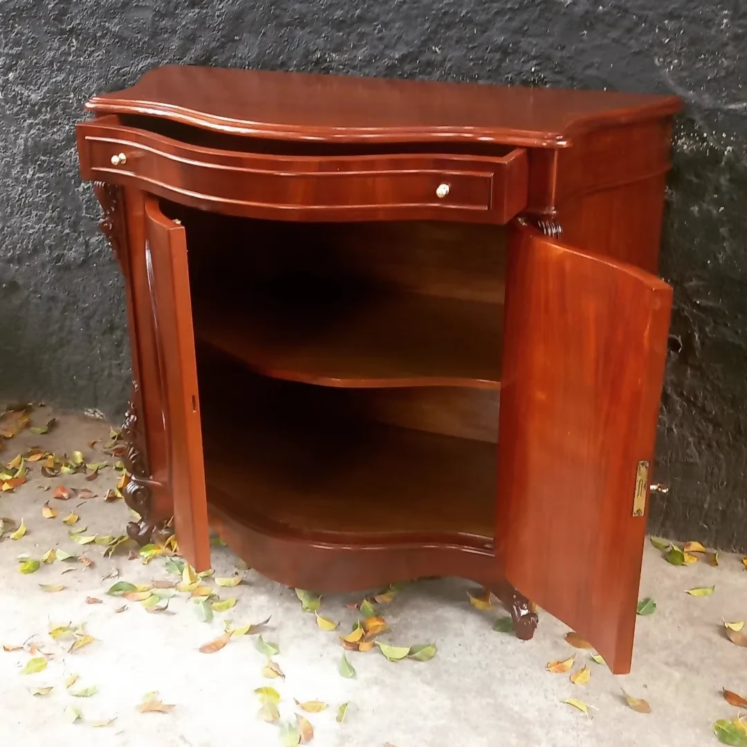 Dunquerque / Móvel com portas em madeira (recém restaurada) 