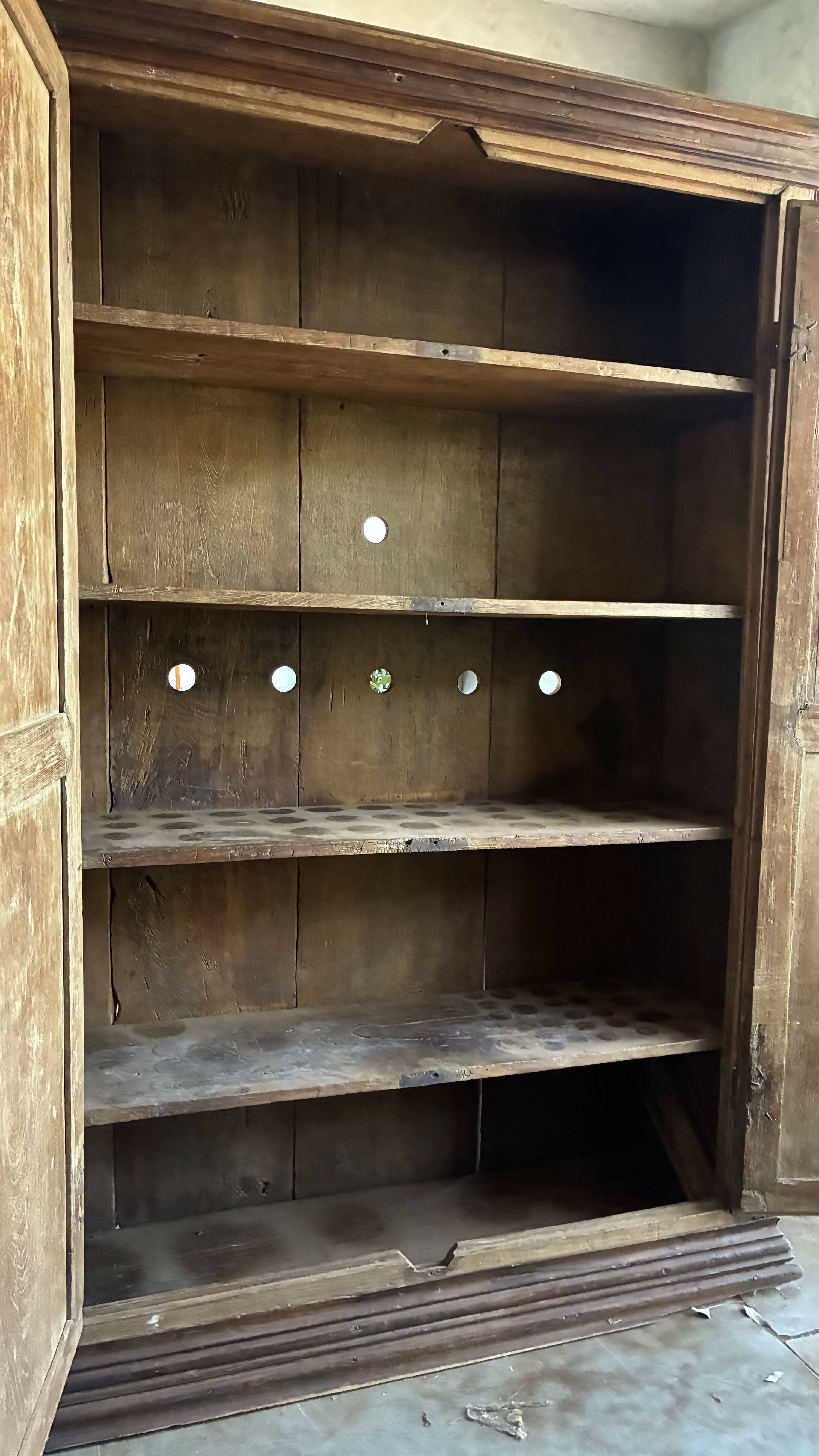 Armário antigo em madeira