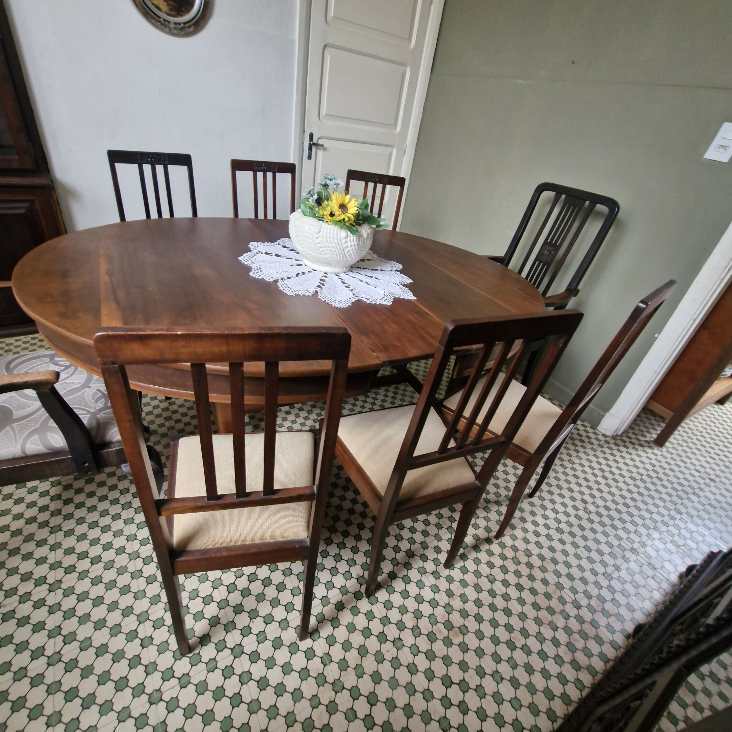 Jogo de Jantar Art Deco com mesa oval e 8 cadeiras