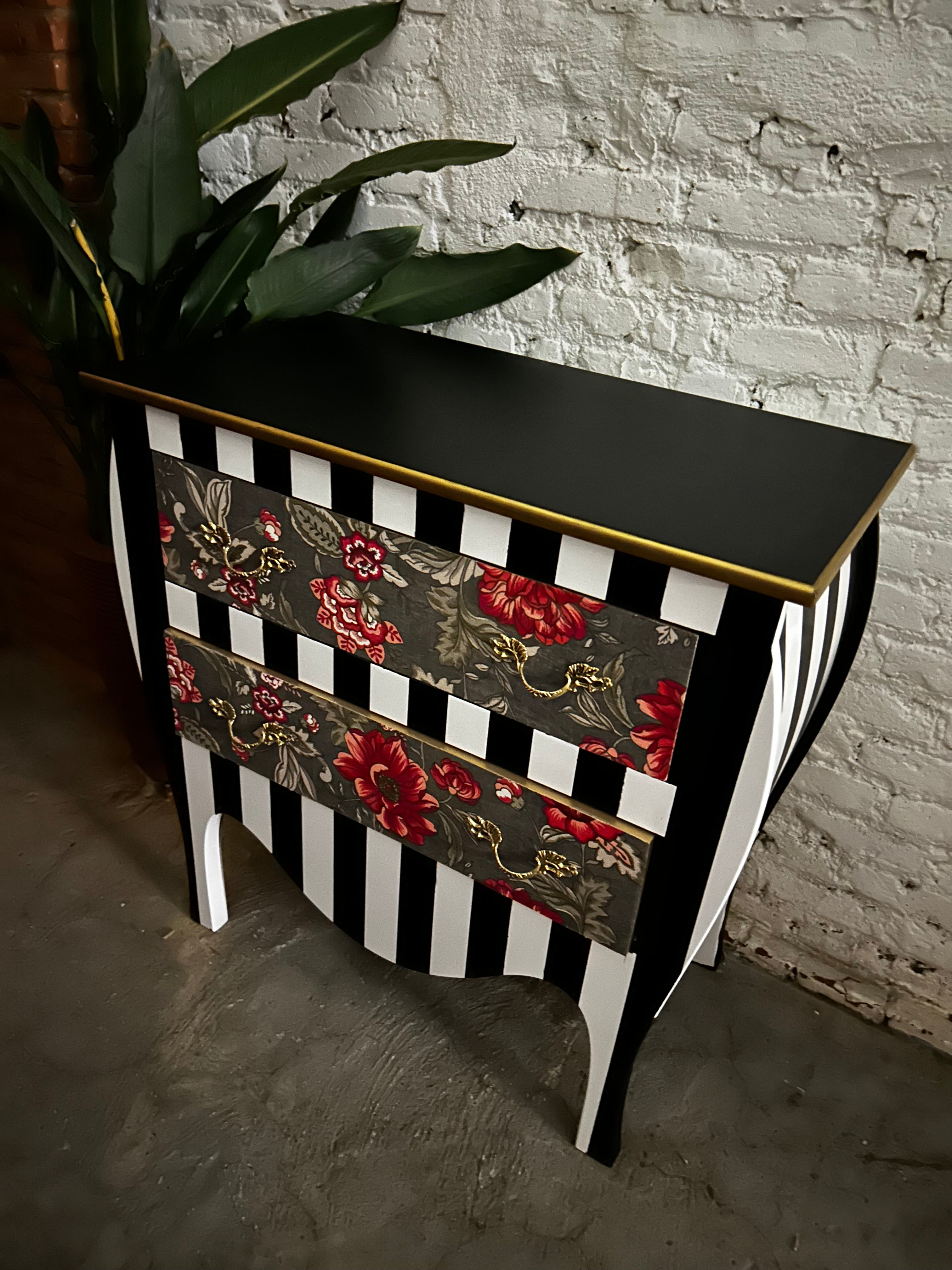 Cômoda bombê listrada e floral 
