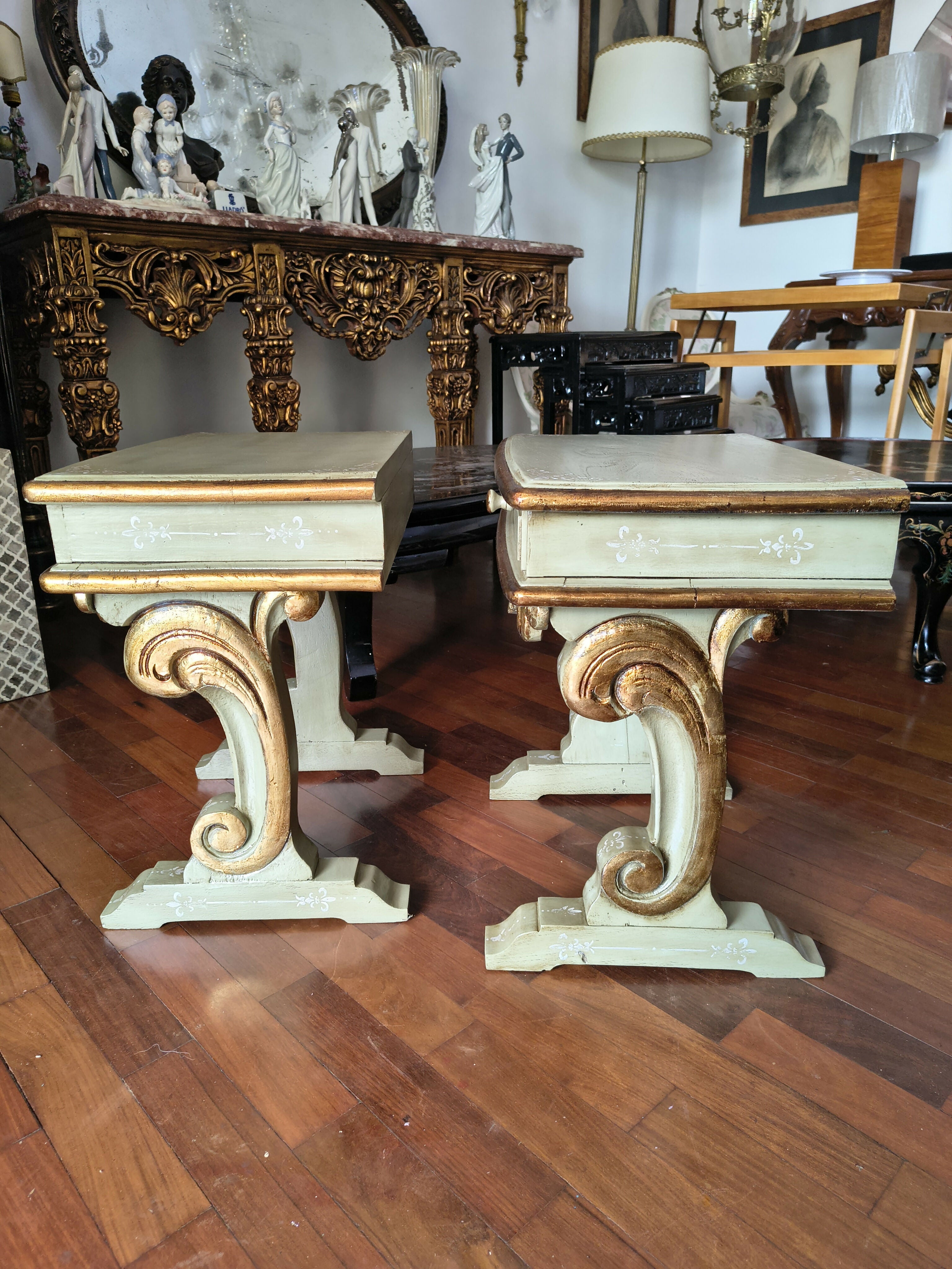 Par de Mesas de cabeceira com gaveta com detalhes dourados