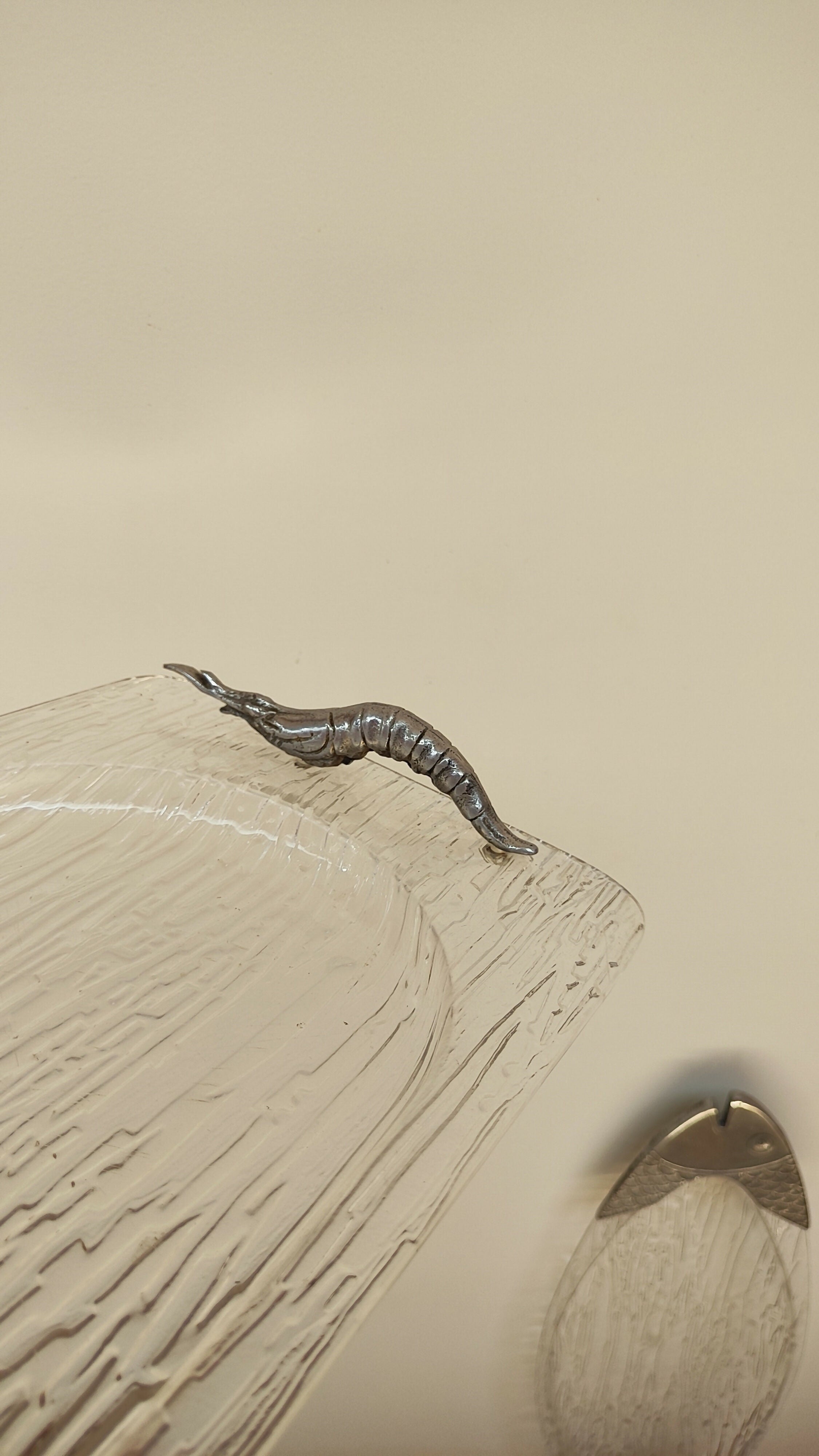 Bandejas em acrílico e alumínio fundido