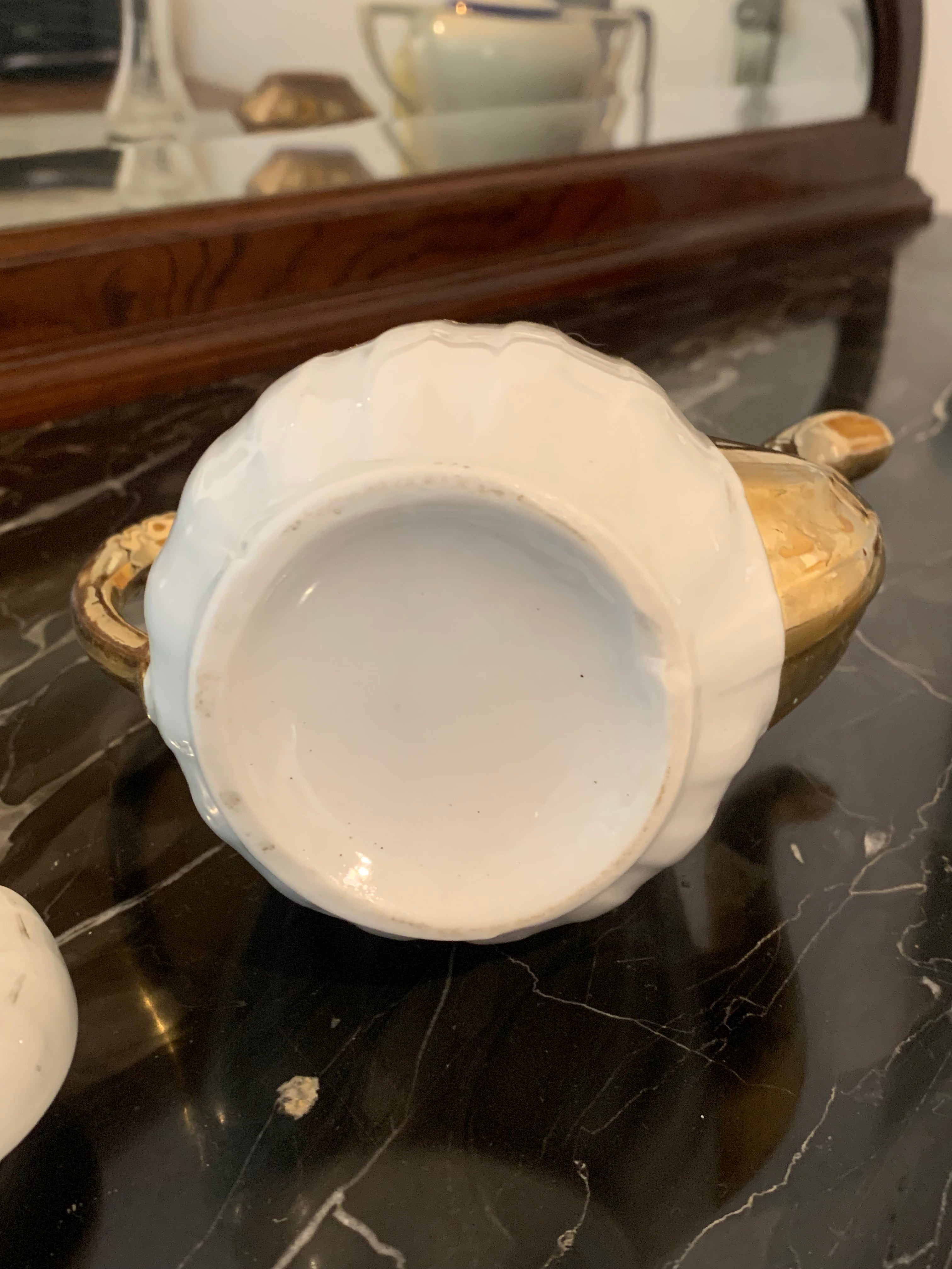 Bule antiguinho canelado em porcelana com orquídeas