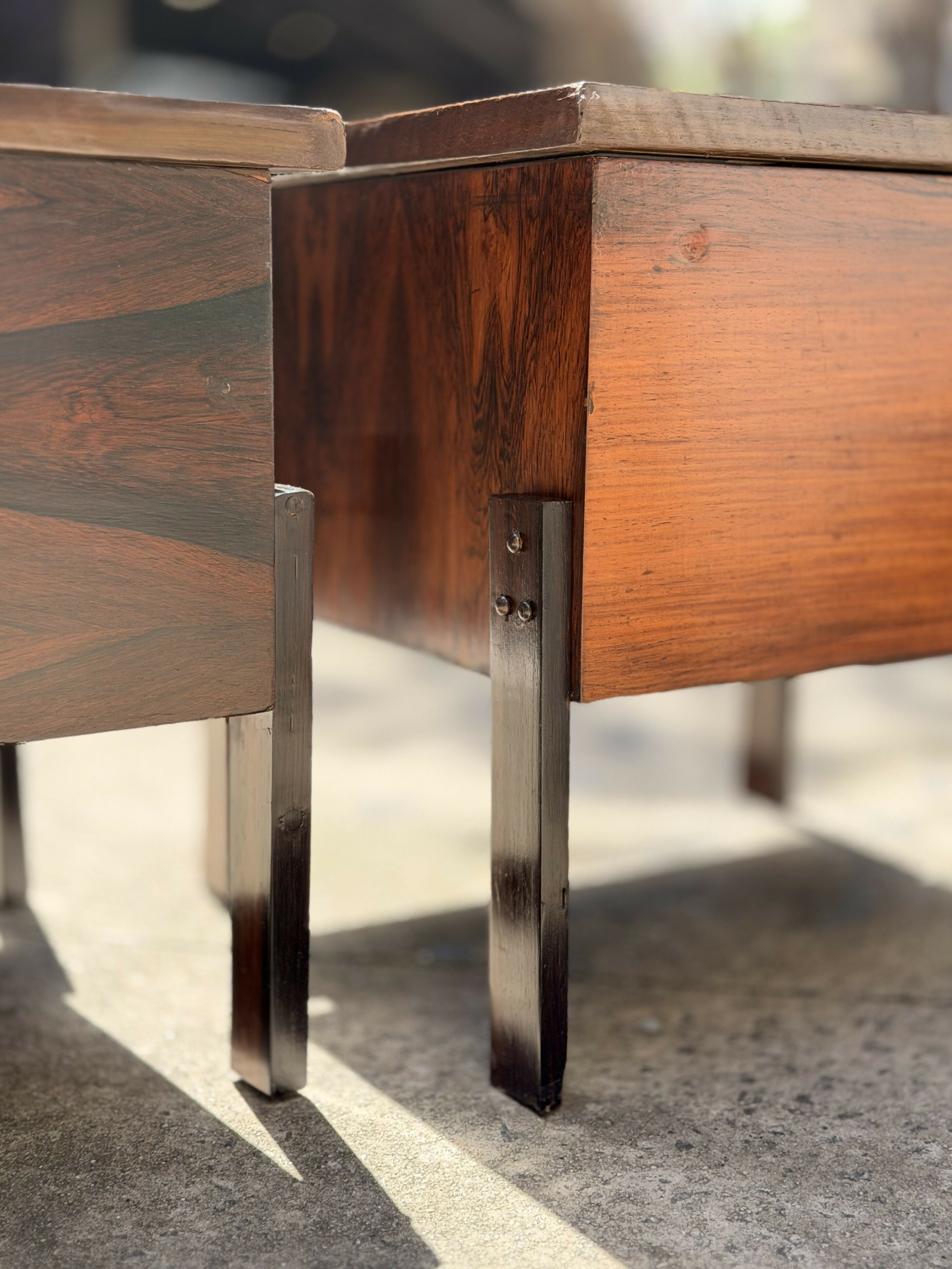 Par de mesas laterais em Jacarandá