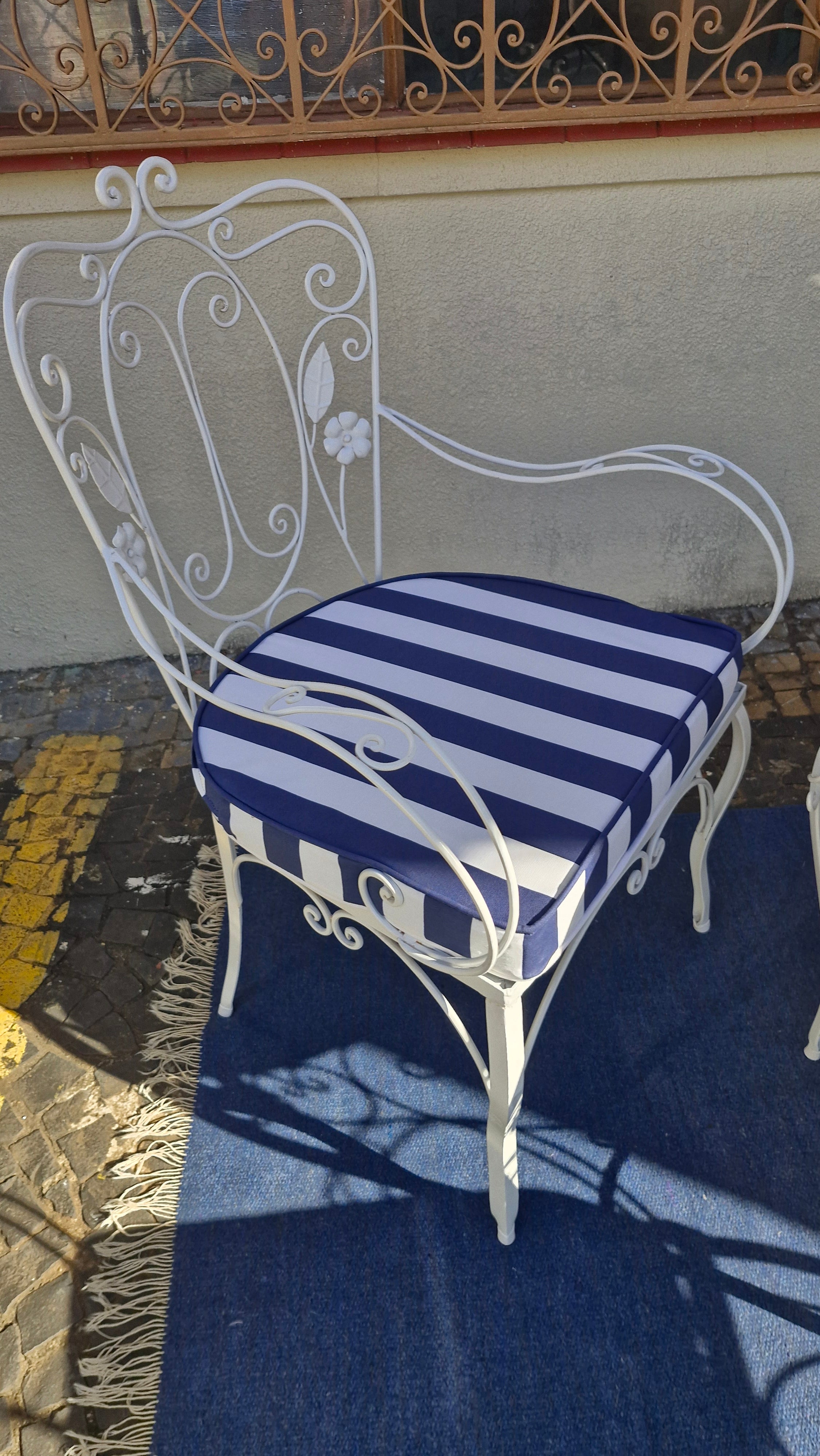 Jogo de Jardim (3 poltronas + 1 mesinha) em ferro branco com estofado listrado em azul 