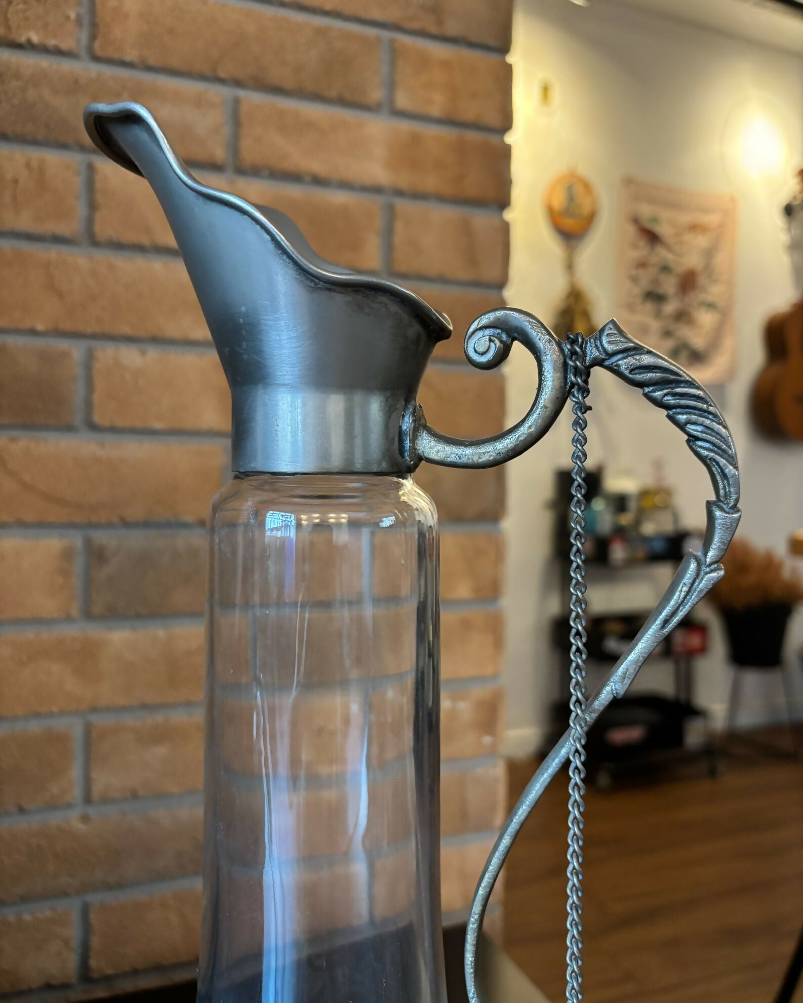 jarra / decanter de vinho em vidro com tampa em metal e cortiça