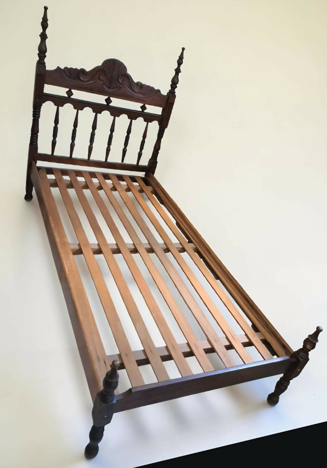 Cama de Solteiro Entalhada Colonial
