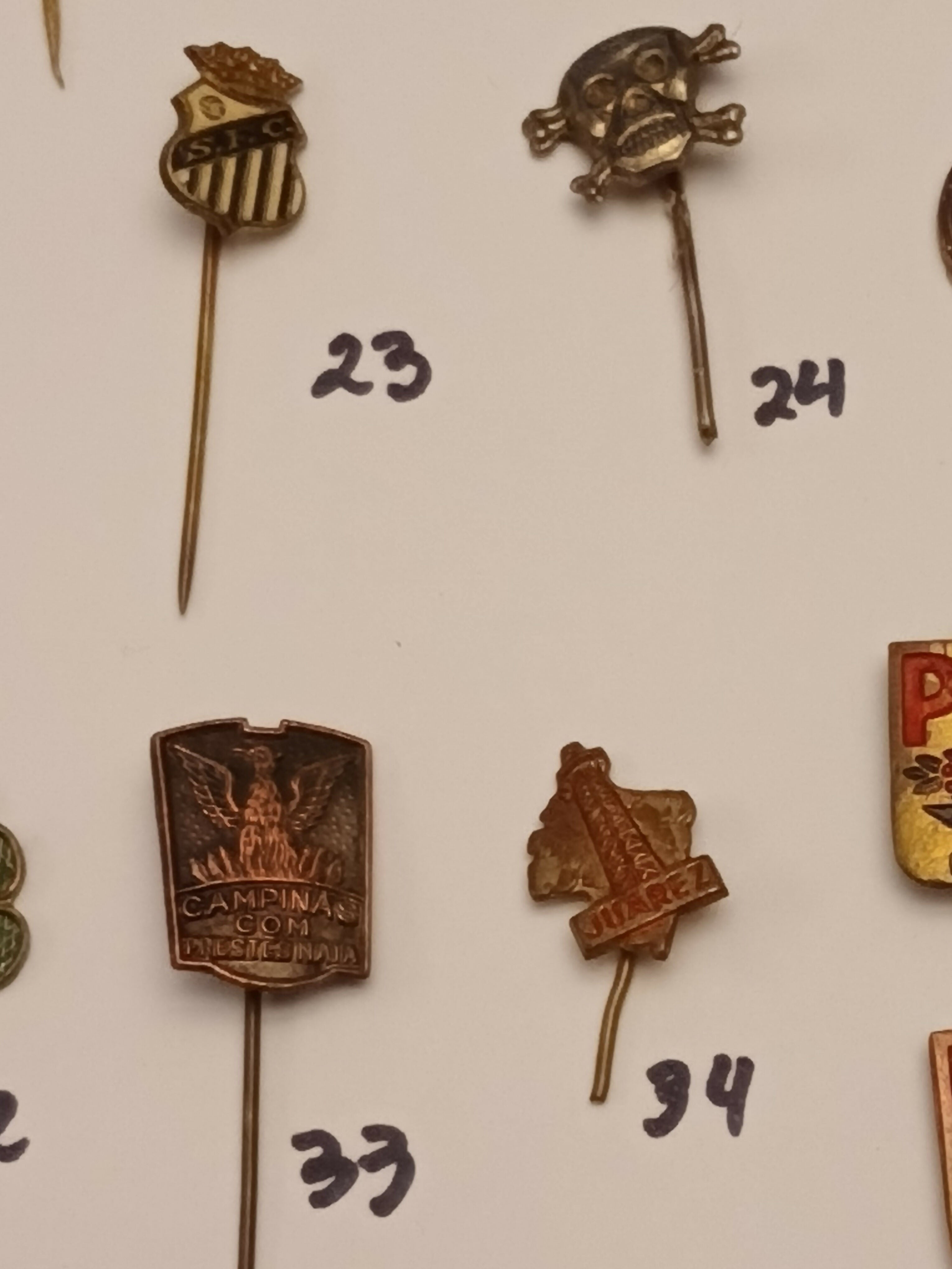 Coleção de 48 pins e broches antigos