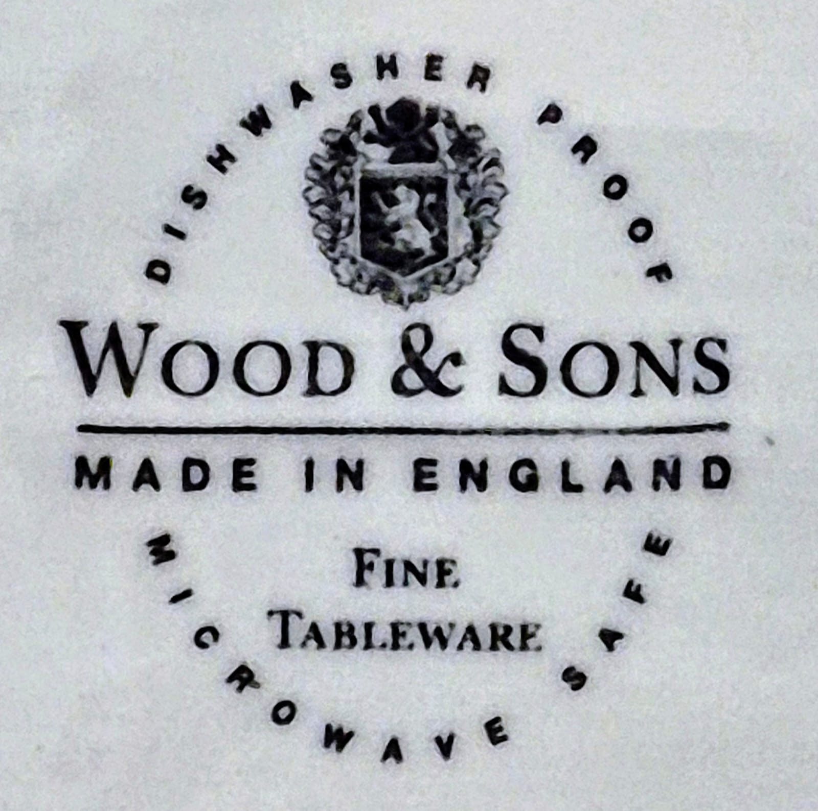 Linda travessa em faiança inglesa Wood &amp; Sons em perfeito estado.  Como novas, sem sinais de uso. Modelo " Fazendinha" na cor rubi.